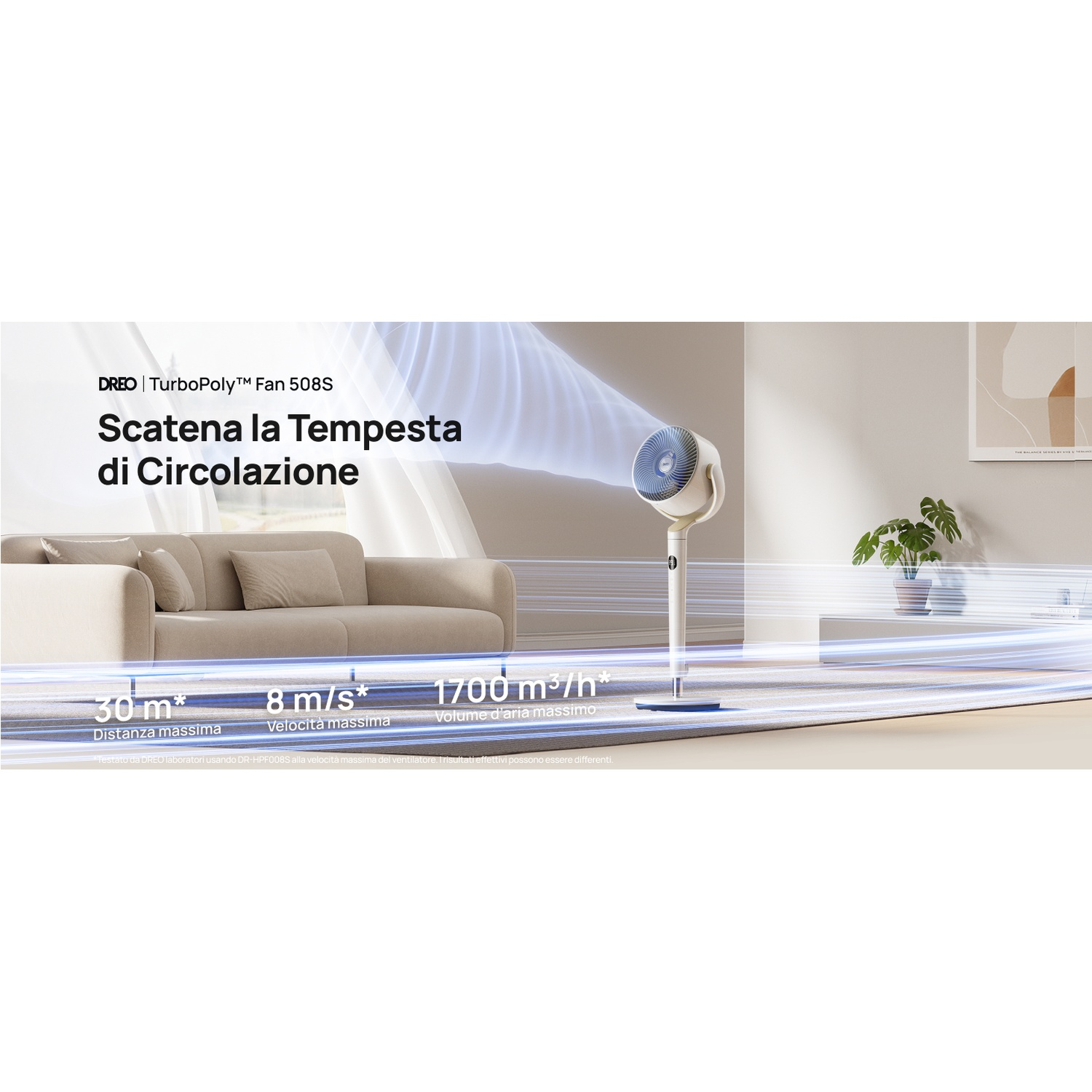 Un ventilatore bianco in un soggiorno, che soffia aria. Vengono visualizzati dati.