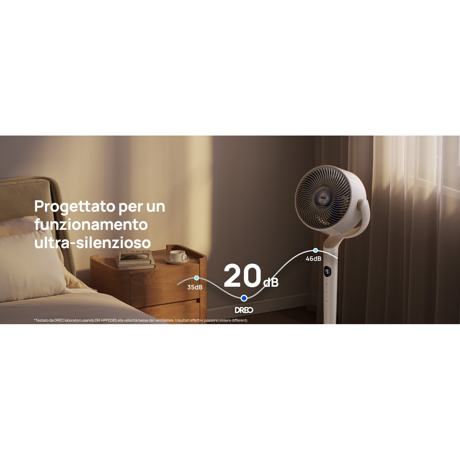 Un ventilatore bianco accanto a un letto. Il testo dice "funzionamento ultra silenzioso."
