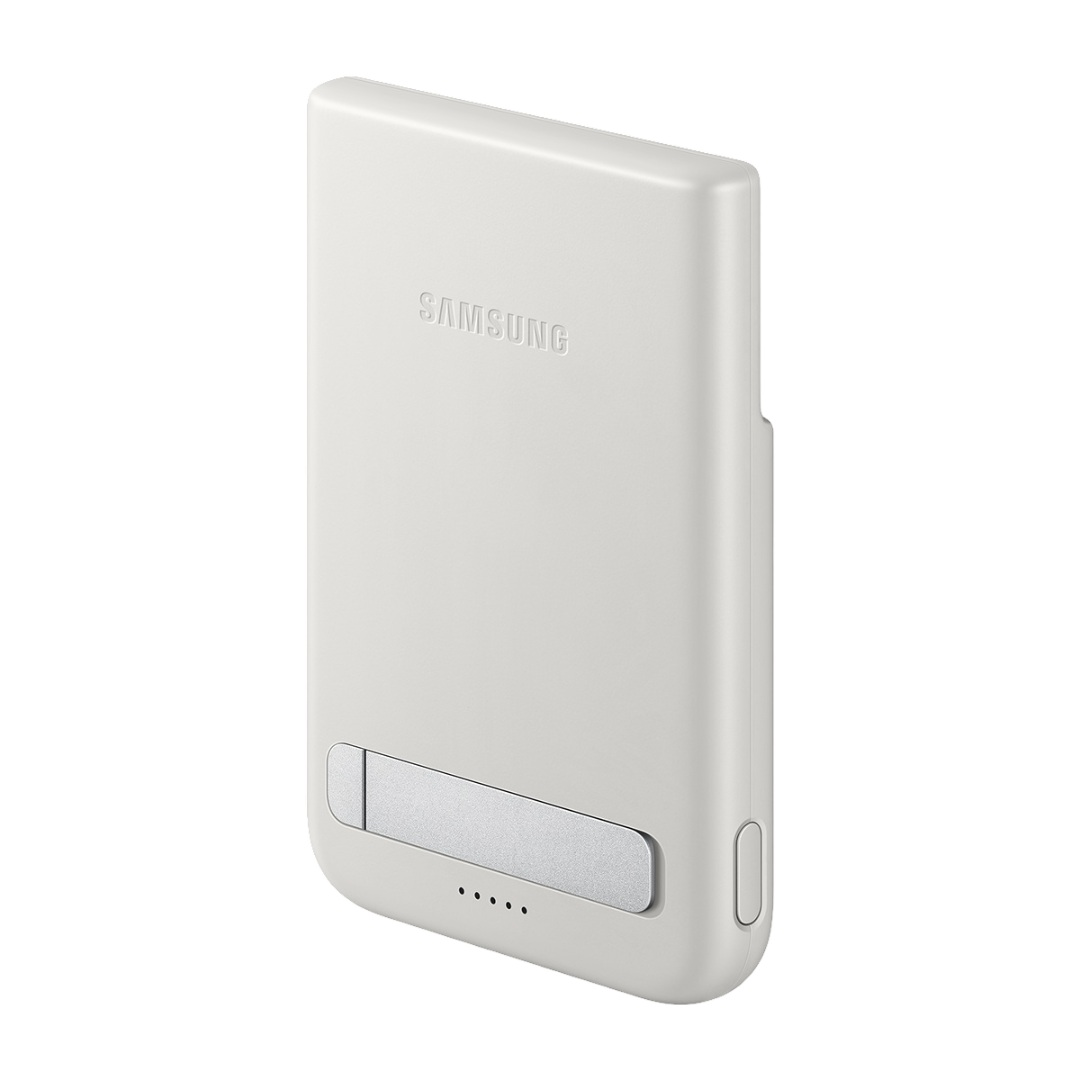 Gümüş destekli ve şarj göstergeli beyaz Samsung powerbank.