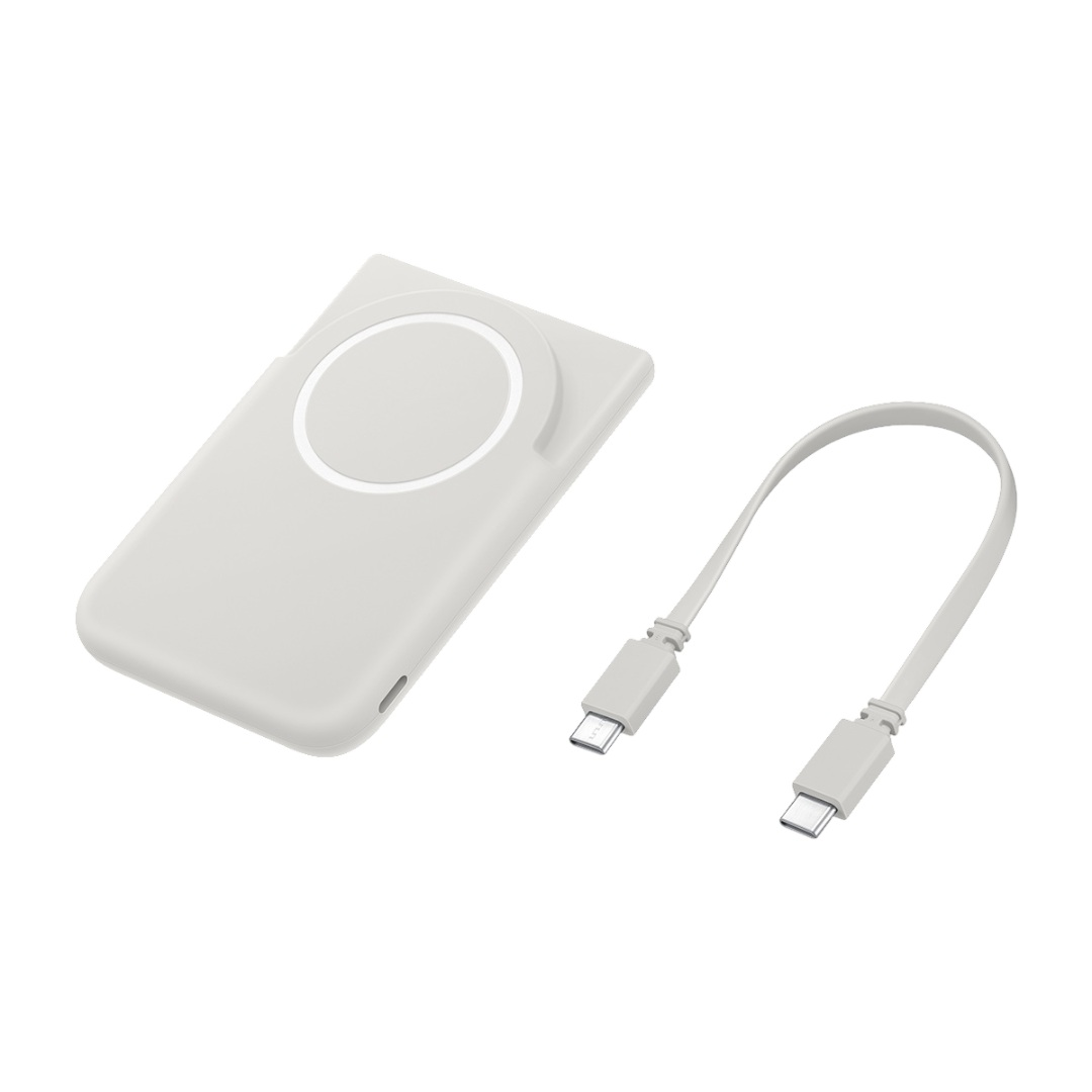 Dairesel şarj alanlı ve USB-C kablolu açık gri güç bankası kılıfı.