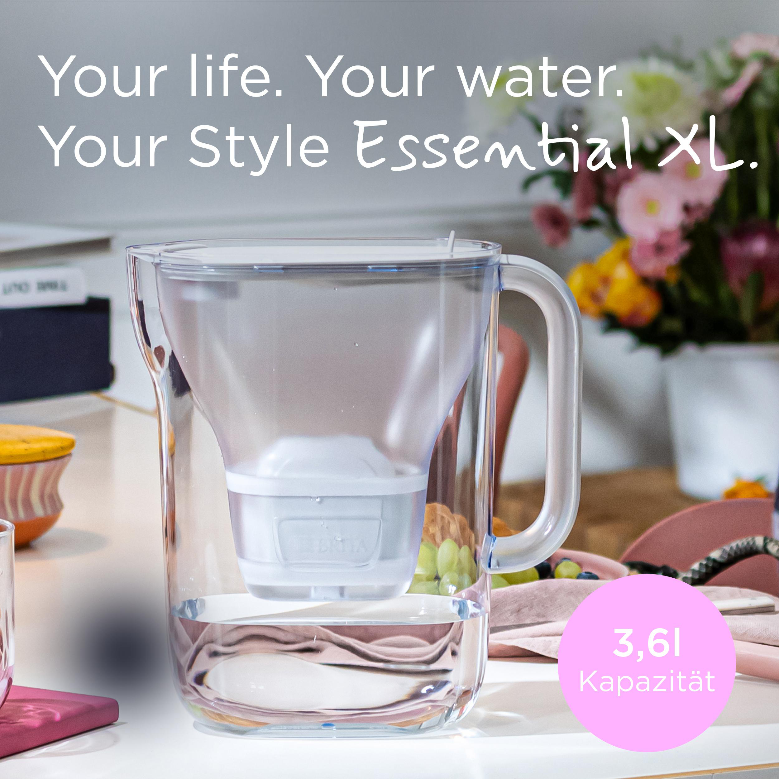 Ein Brita Wasserfilterkrug mit 3,6 L Kapazität steht auf einem Tisch.
