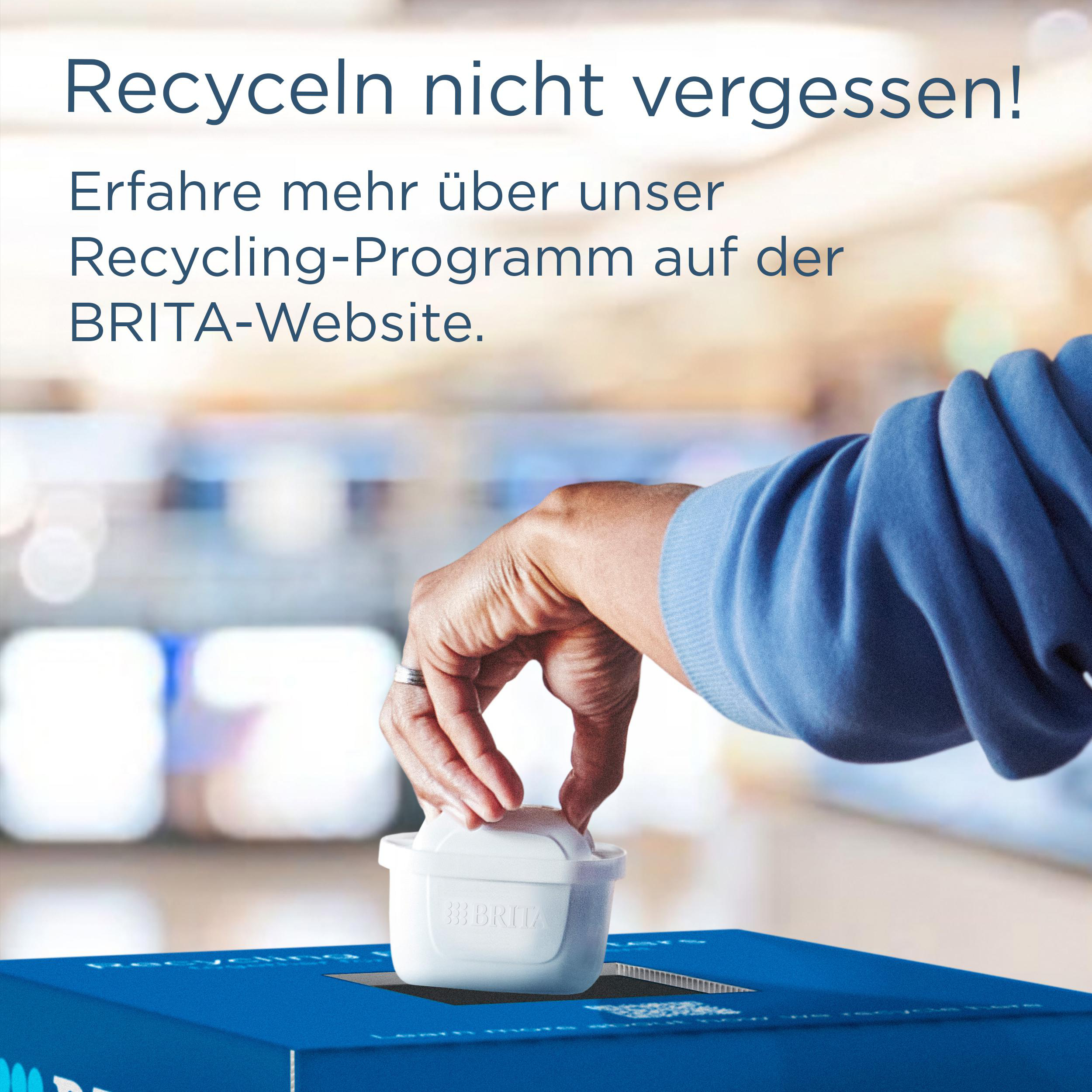 Eine Hand legt einen weißen Brita-Filter in eine blaue Recyclingbox.