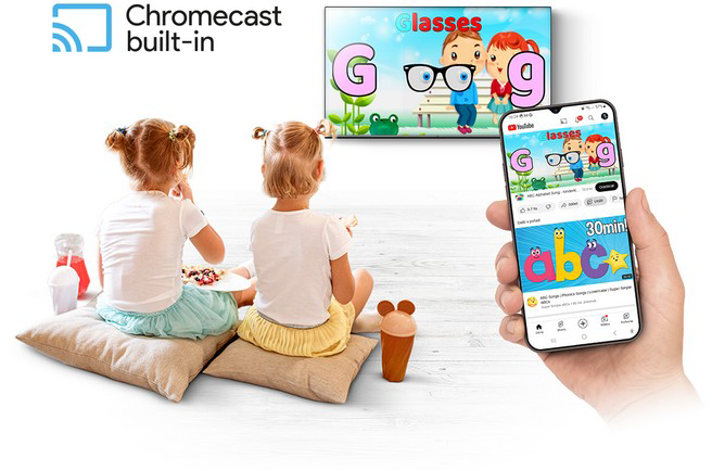 Két gyerek néz egy ábécés műsort a TV-ben és egy telefonon. Chromecast beépítve.