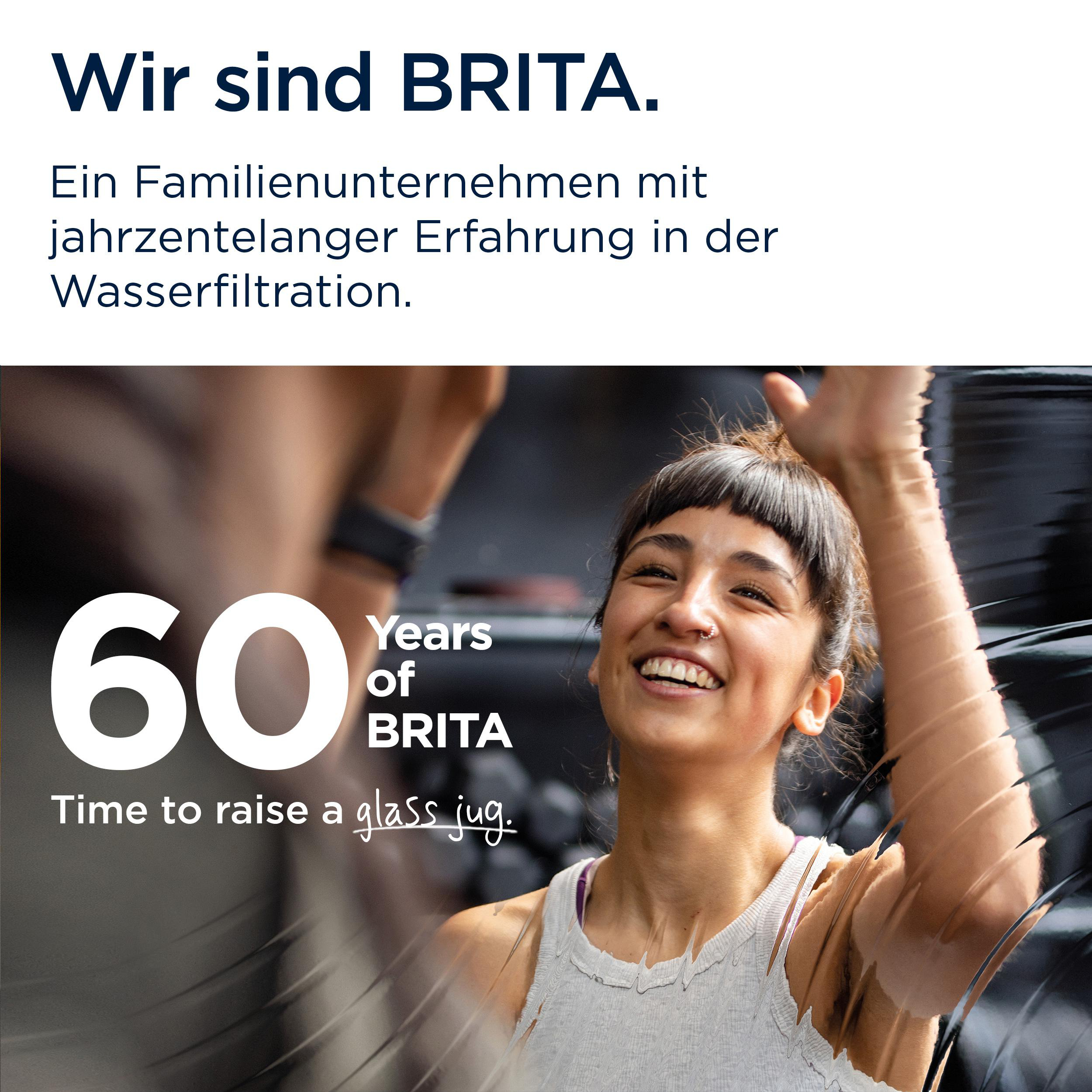 Eine lachende Frau mit Piercing hebt die Hand. "60 Years of BRITA."