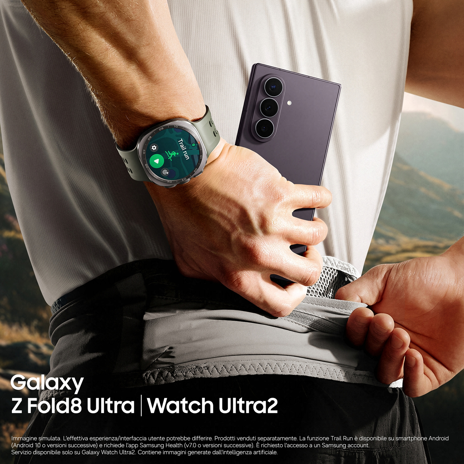 Uomo con camicia scura, tiene Galaxy Z Fold8 e Watch Ultra2 con app Trail Run.