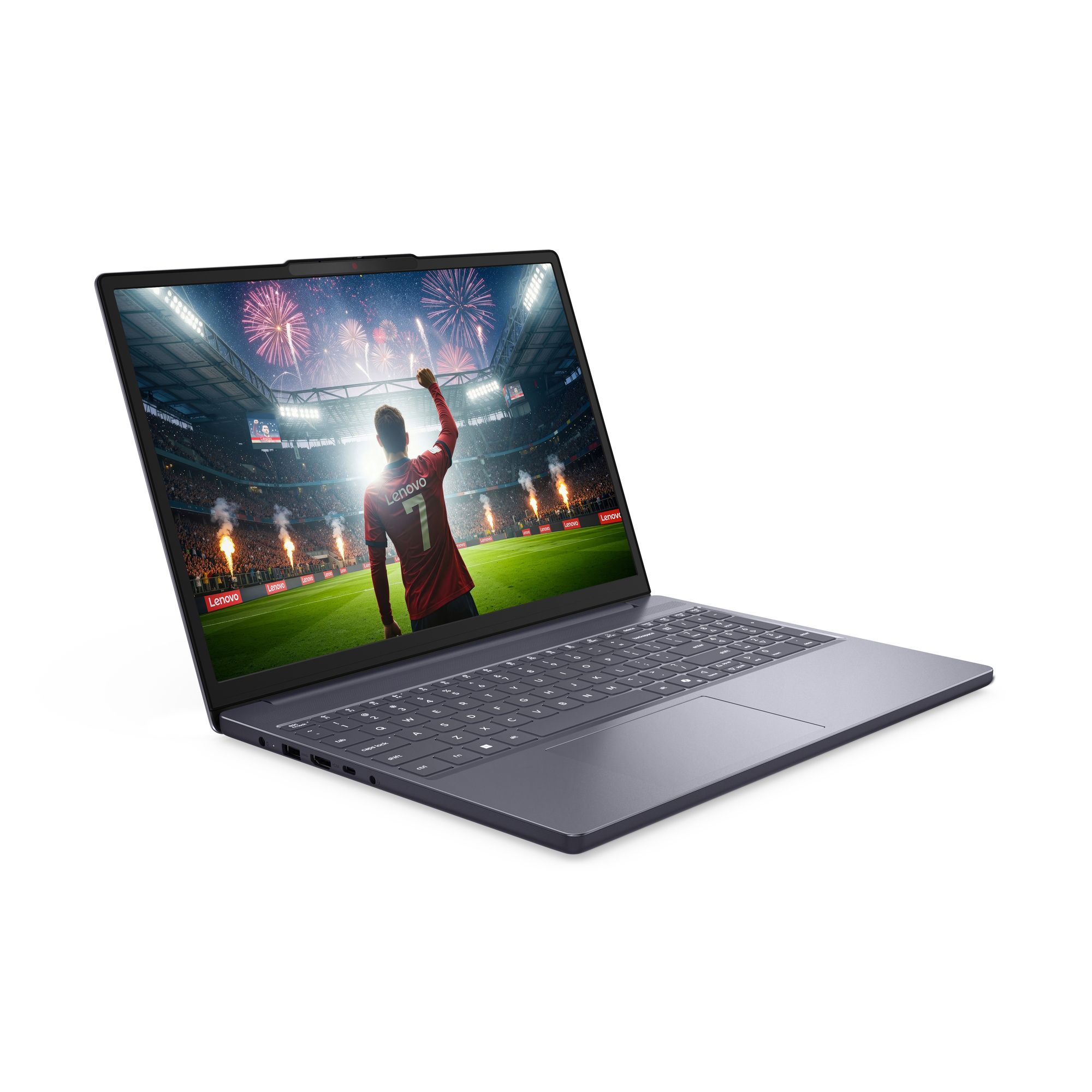 Un laptop mostra una partita di calcio con fuochi d'artificio. Un giocatore festeggia.