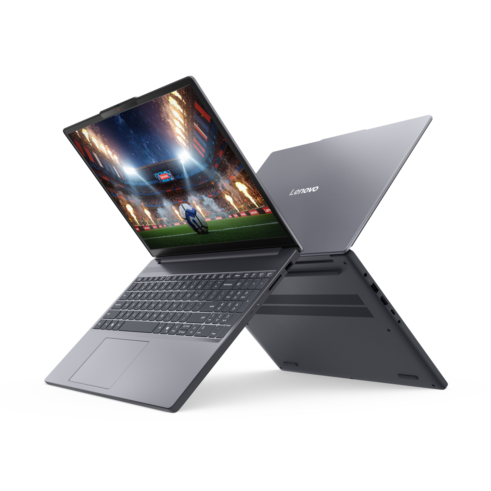 Un laptop aperto mostra una partita di calcio sullo schermo, con il logo Lenovo sul coperchio.