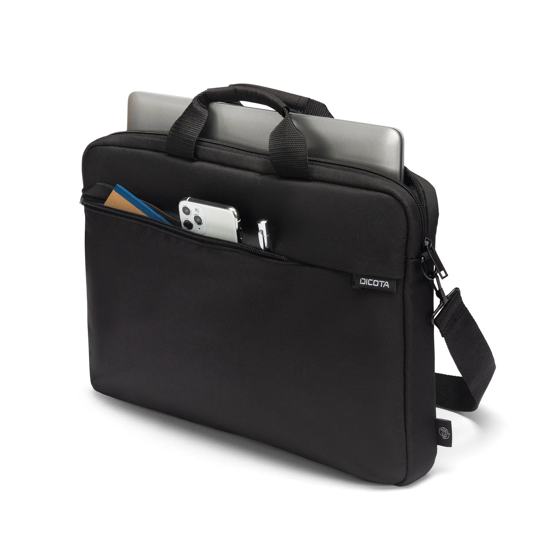 Fekete laptop táska, benne laptop, telefon és jegyzetfüzet az elülső zsebben.
