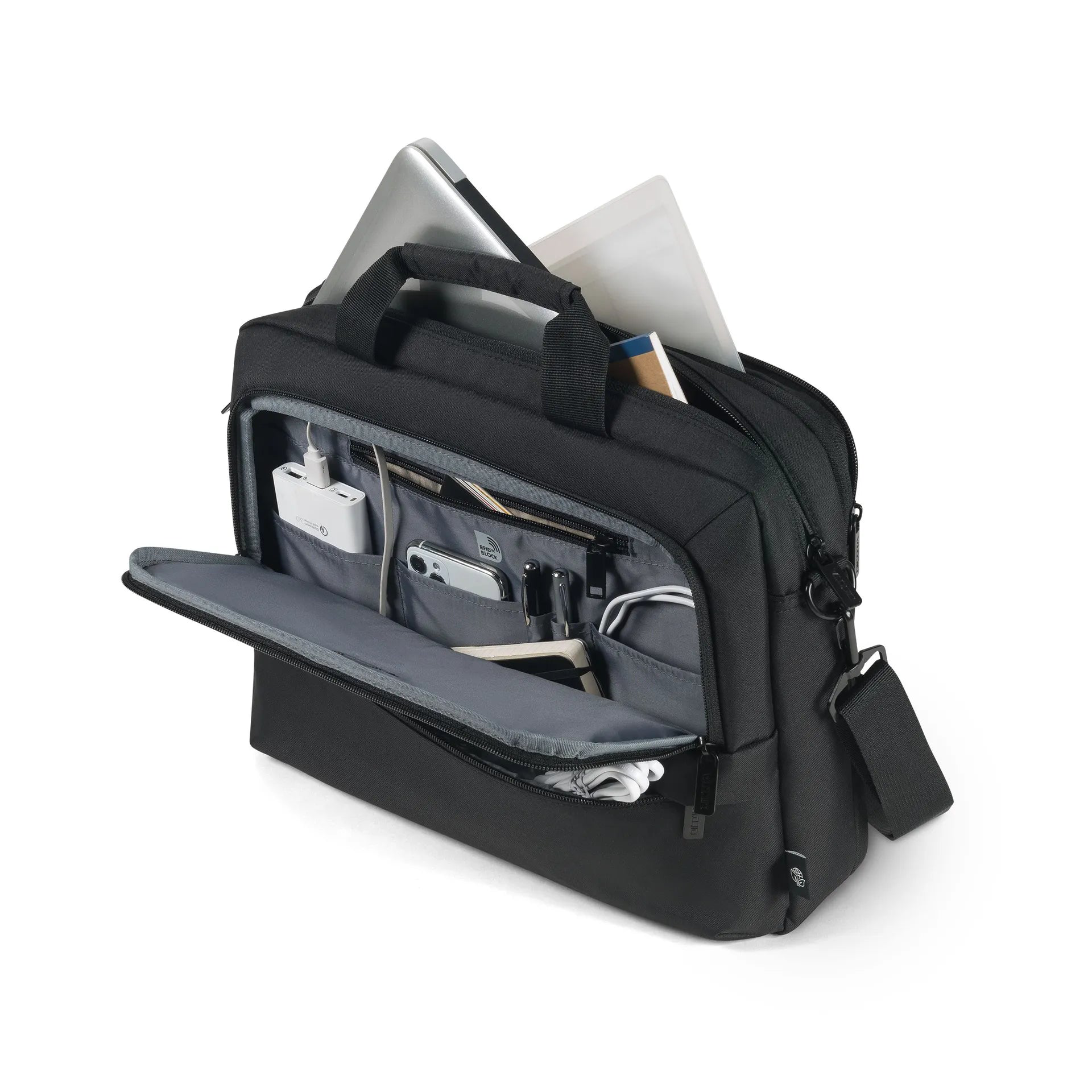 Fekete laptoptáska laptop, tablet, telefon, töltő és tollak tartalmával.