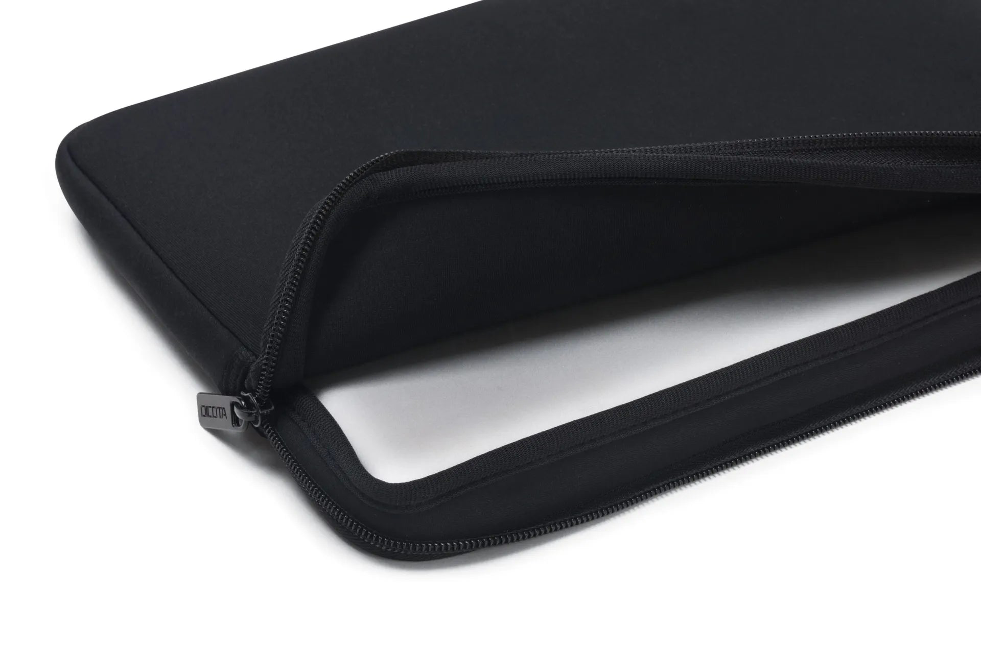 Fekete neoprén laptop tok, cipzárral, félig nyitva.