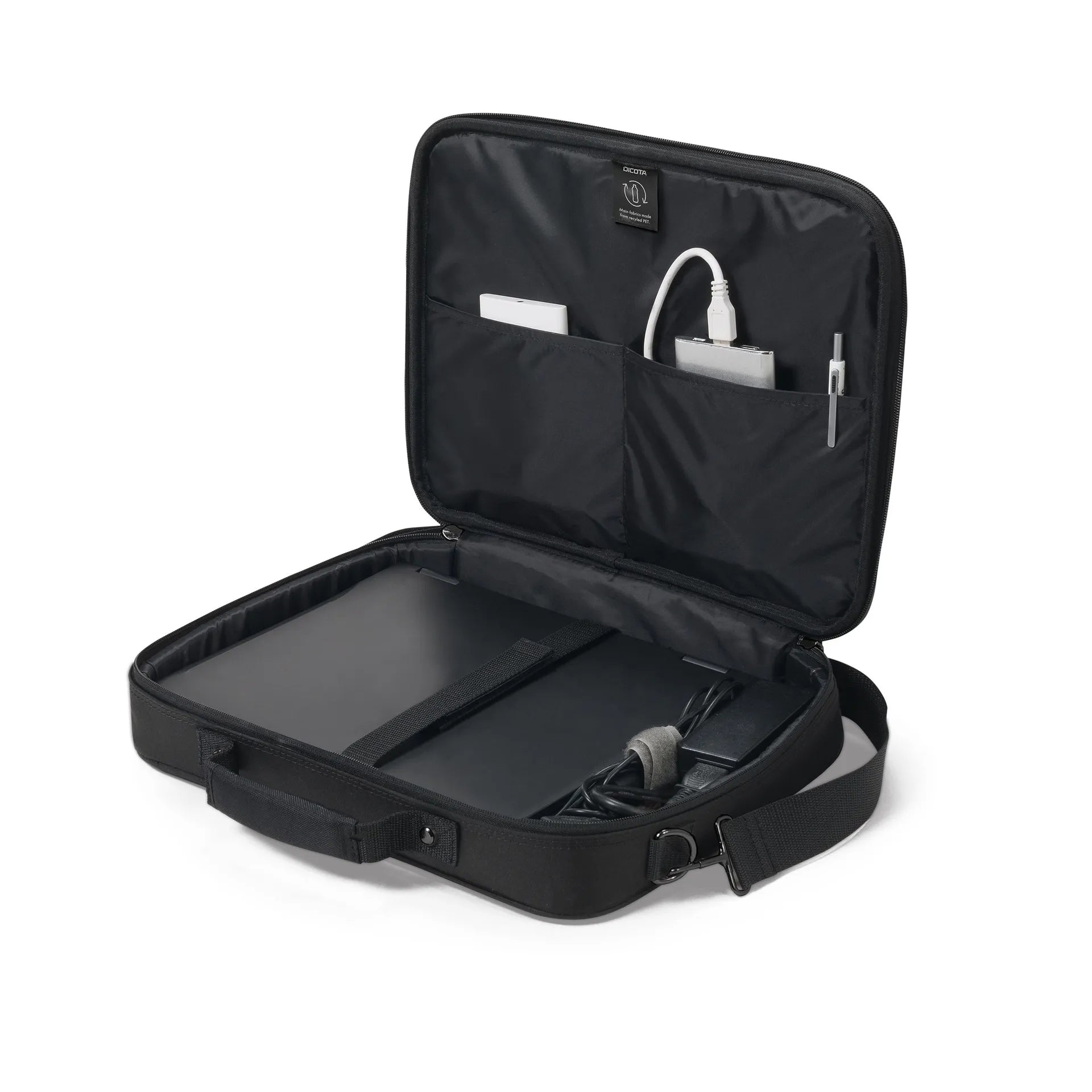 Fekete laptop táska nyitott rekesszel, benne laptop, töltő, powerbank, toll és kábelek.