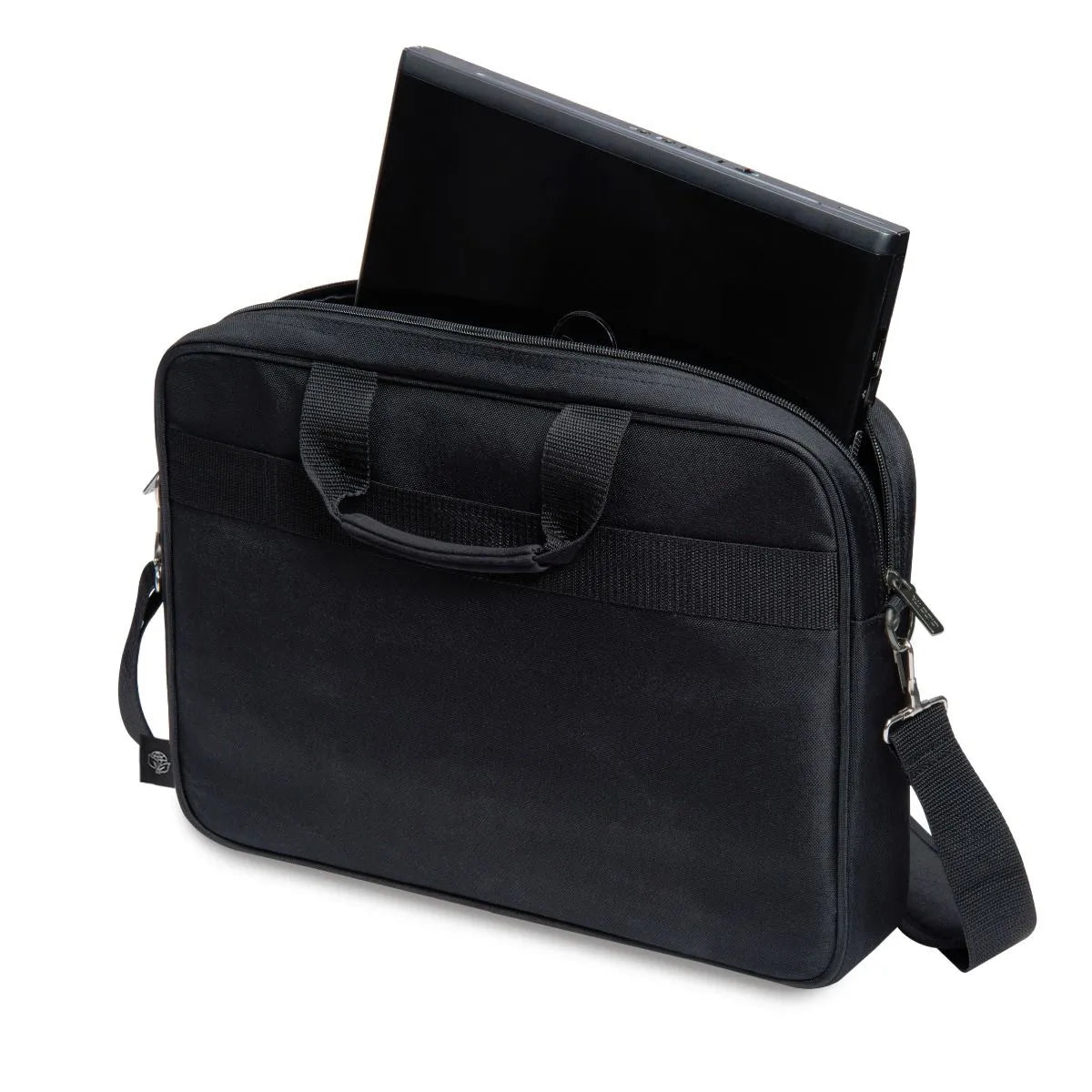 Egy fekete laptop táska nyitott, benne félig egy fekete laptop. Fogantyúi és vállpántja van.