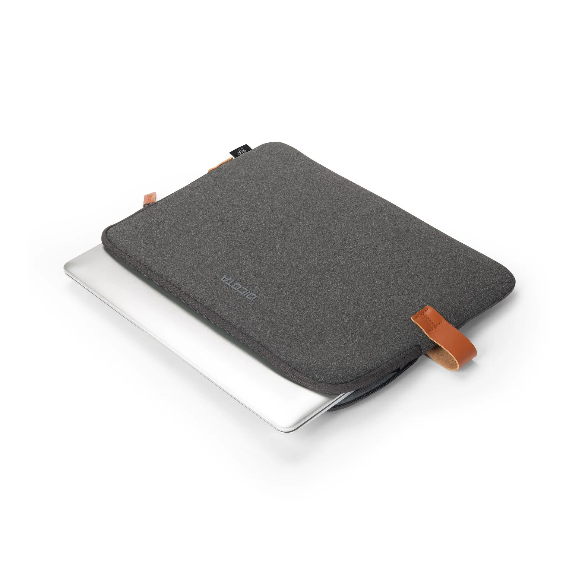 Szürke laptop táska barna bőr füllel, ezüst laptopon.