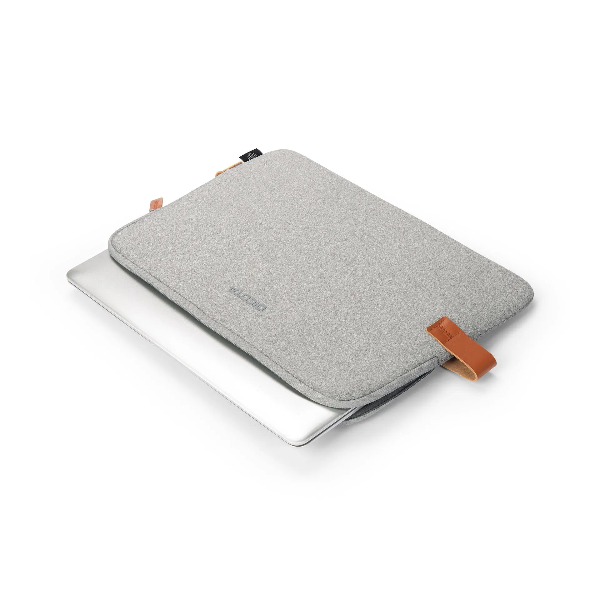 Szürke laptop tok barna bőr fülekkel, ezüst laptopon.