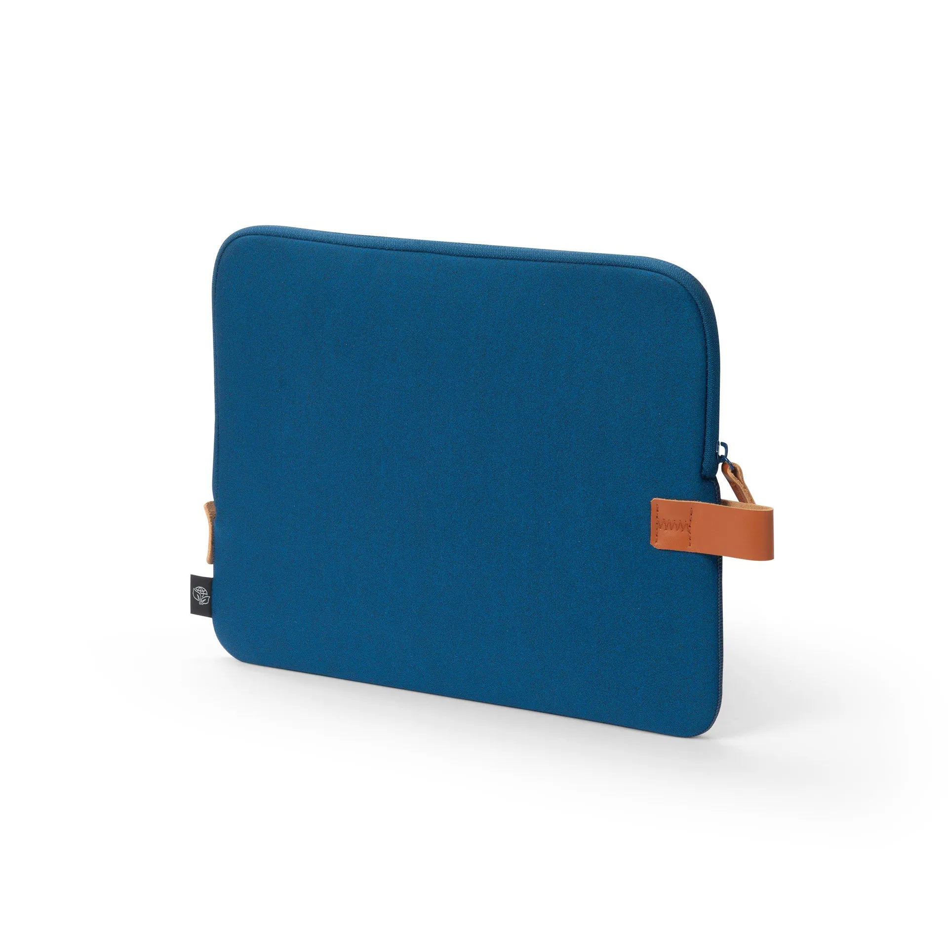 Egy kék laptop tok barna bőr fogantyúval és kis logóval az elején.