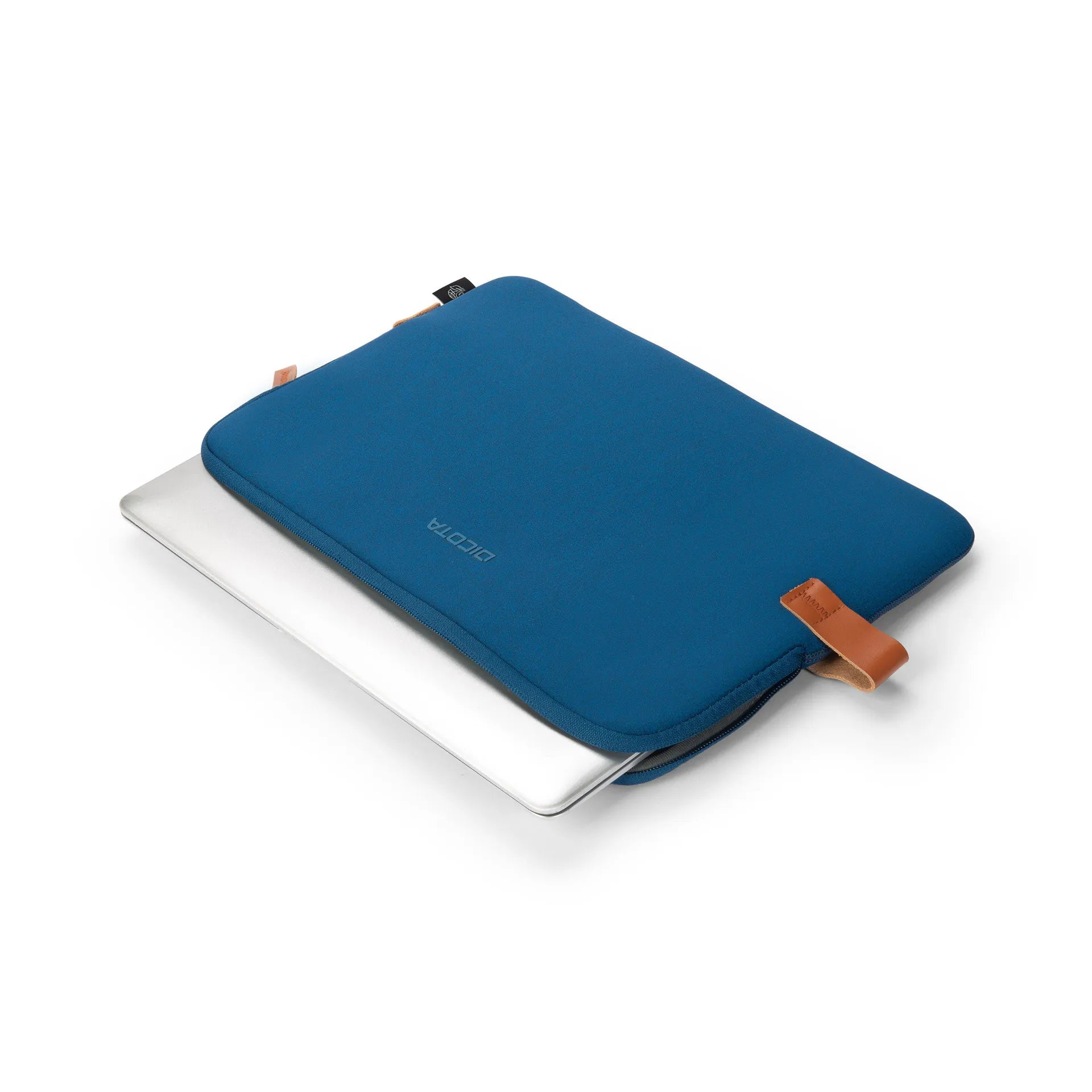 Egy kék laptop tok bőr füllel egy ezüst laptopon.