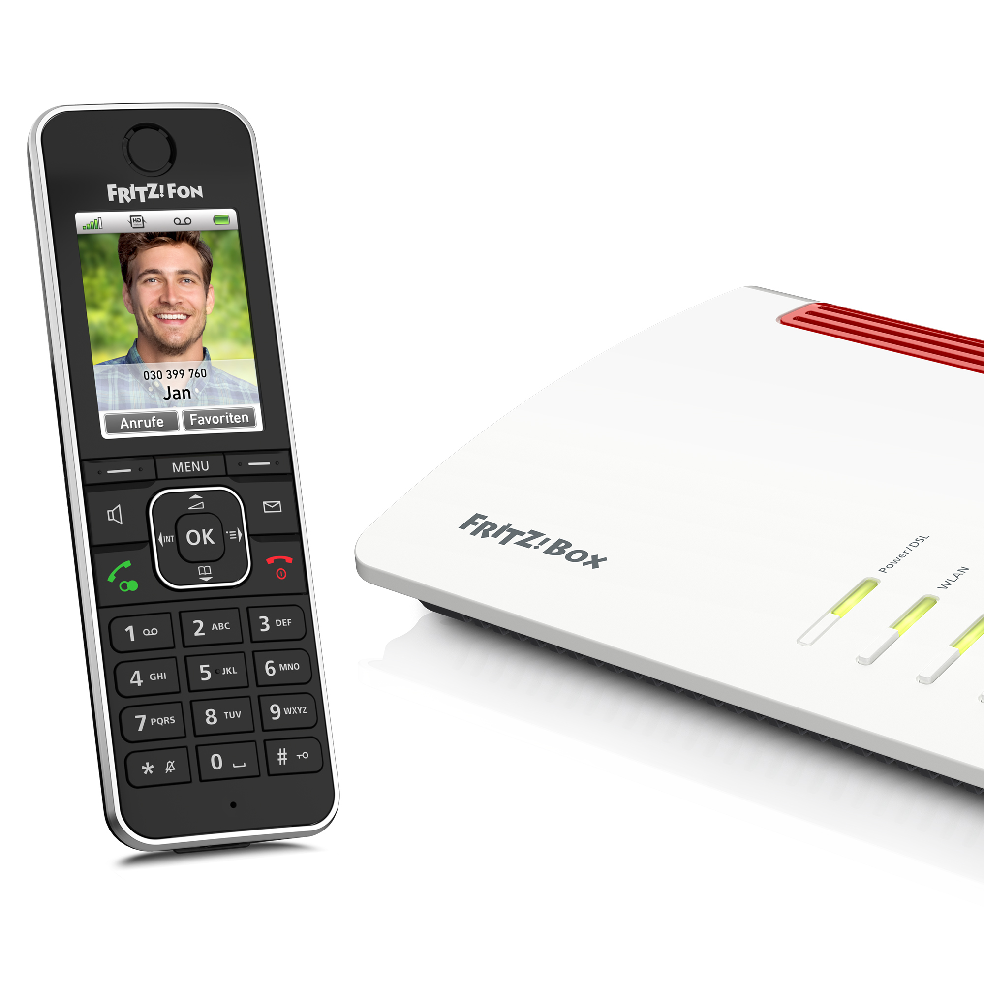 Ein FRITZ!Fon und ein FRITZ!Box Router stehen nebeneinander auf weißem Hintergrund.