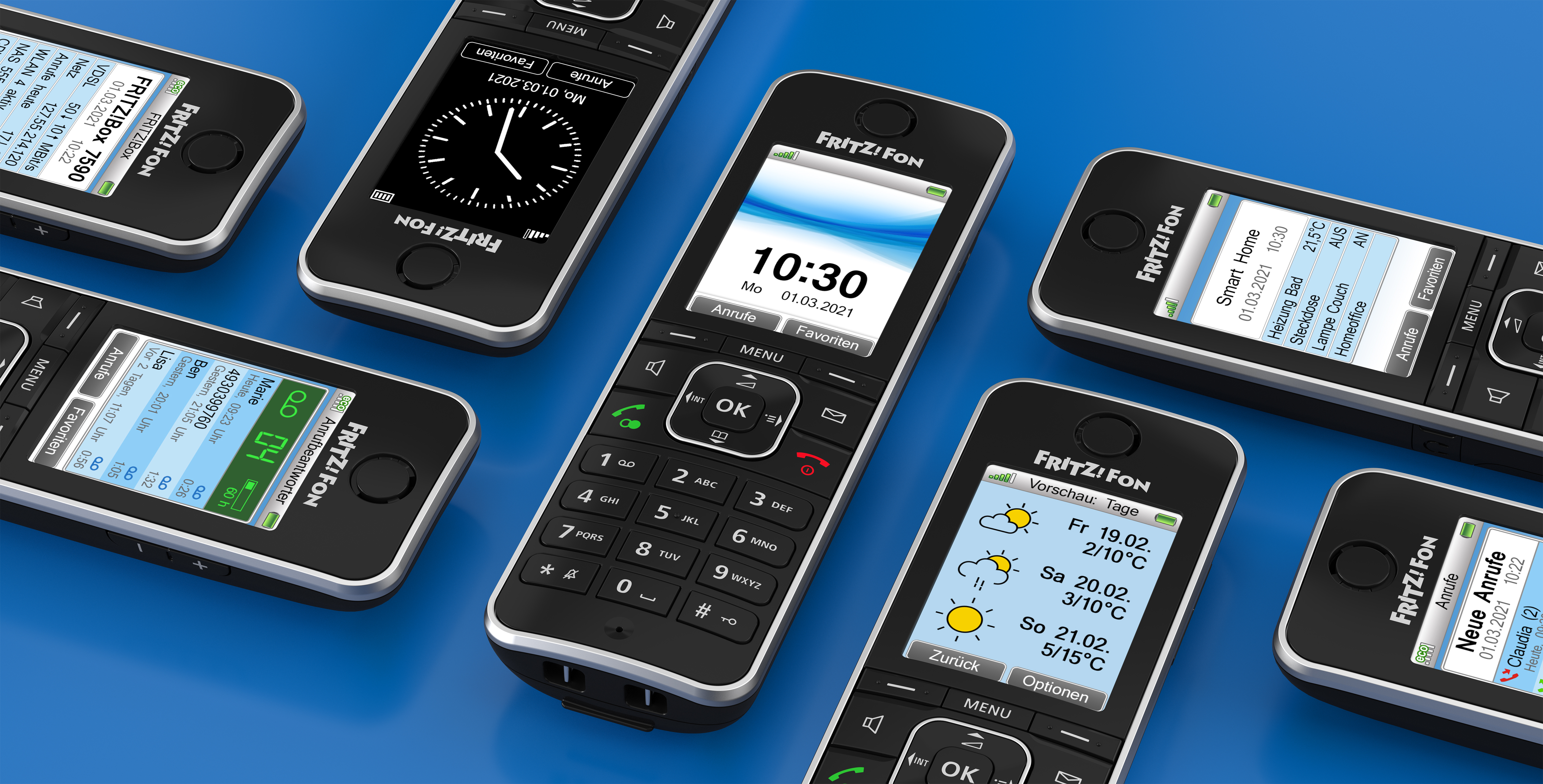 Mehrere Fritz!Fon-Telefone mit Displays, die Uhrzeit, Wetter und Anruflisten zeigen.