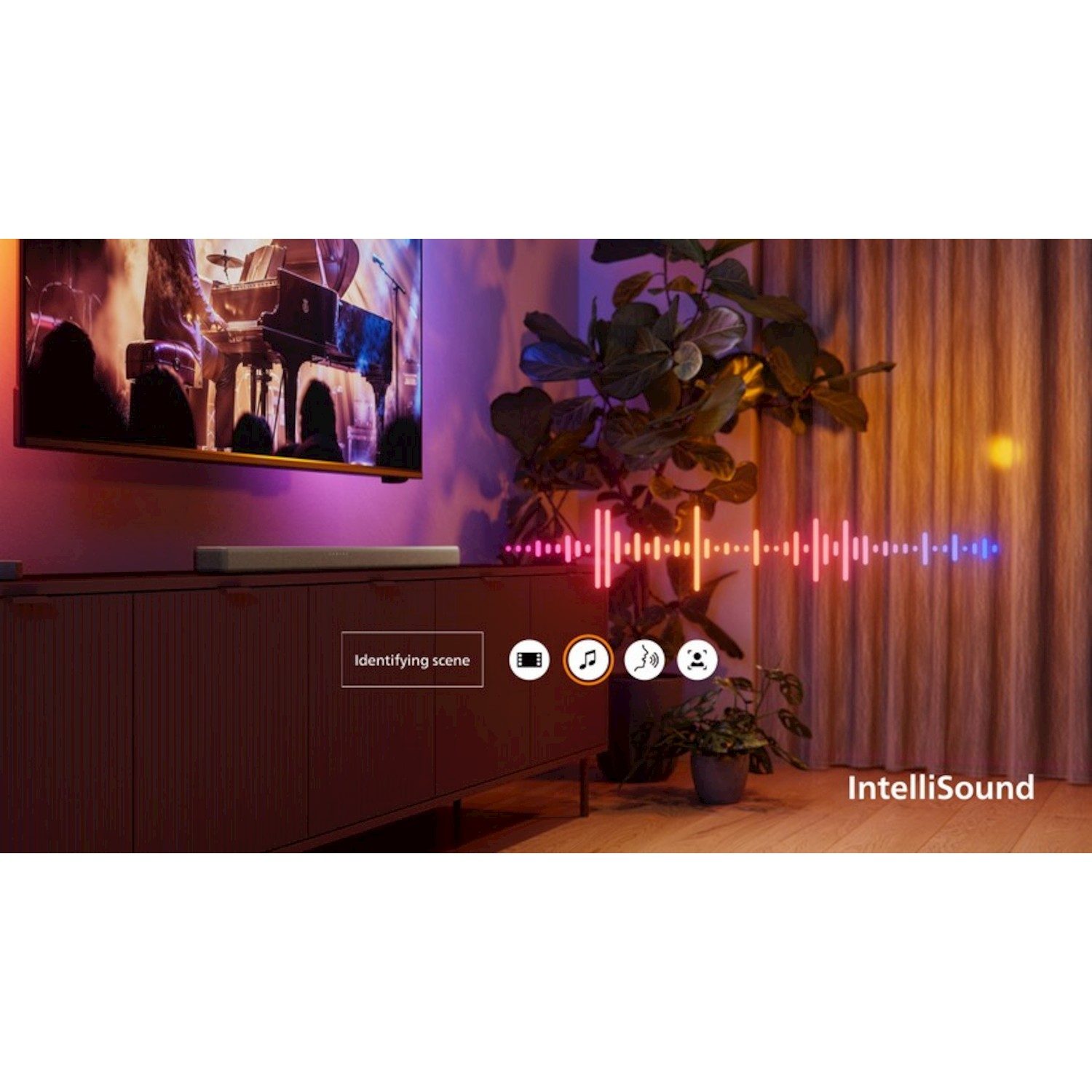 Un TV mostra un pianista, illuminato da luci colorate. Una soundbar sotto.