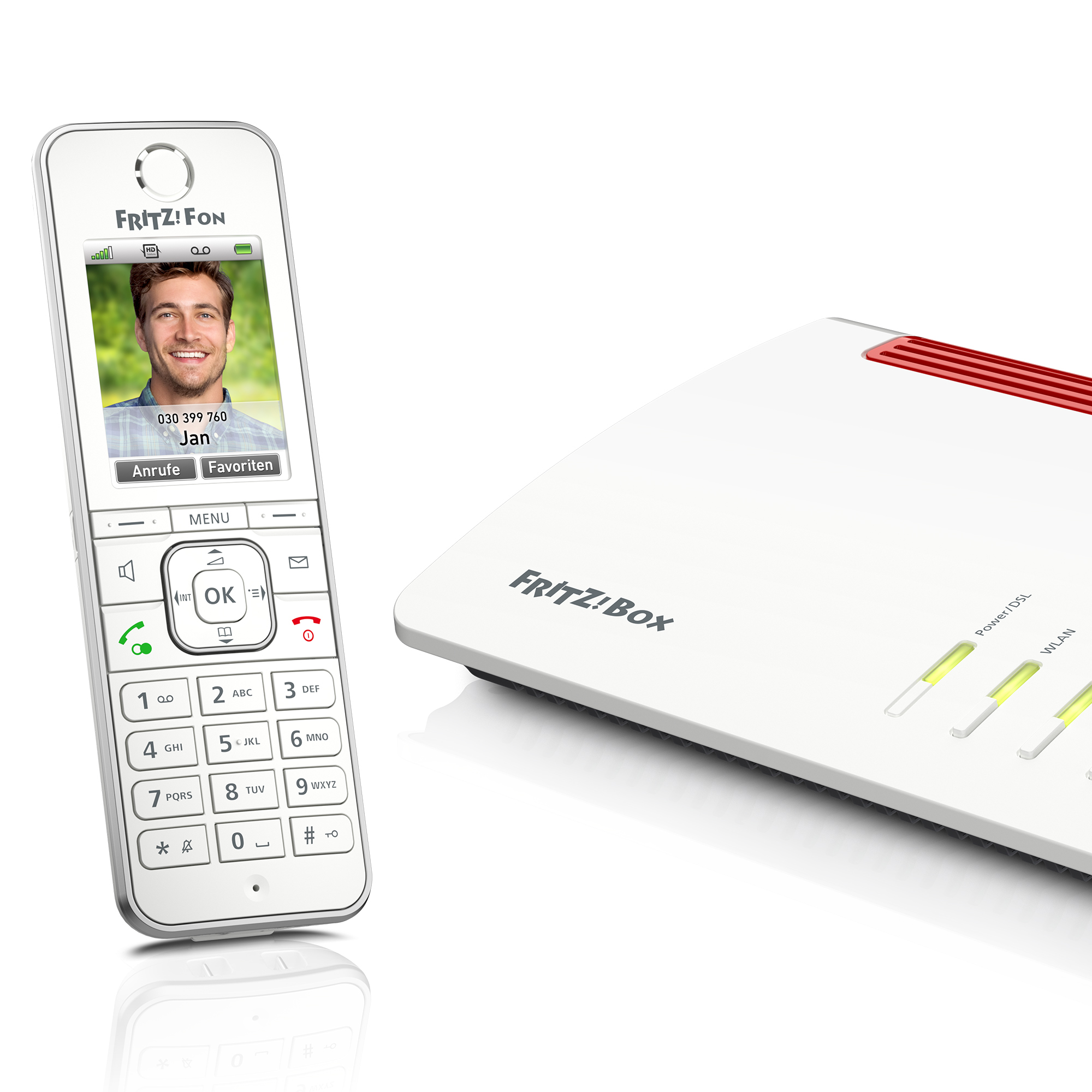 Ein weißes Schnurlostelefon und ein weißer Router mit roten Akzenten auf weißem Hintergrund.