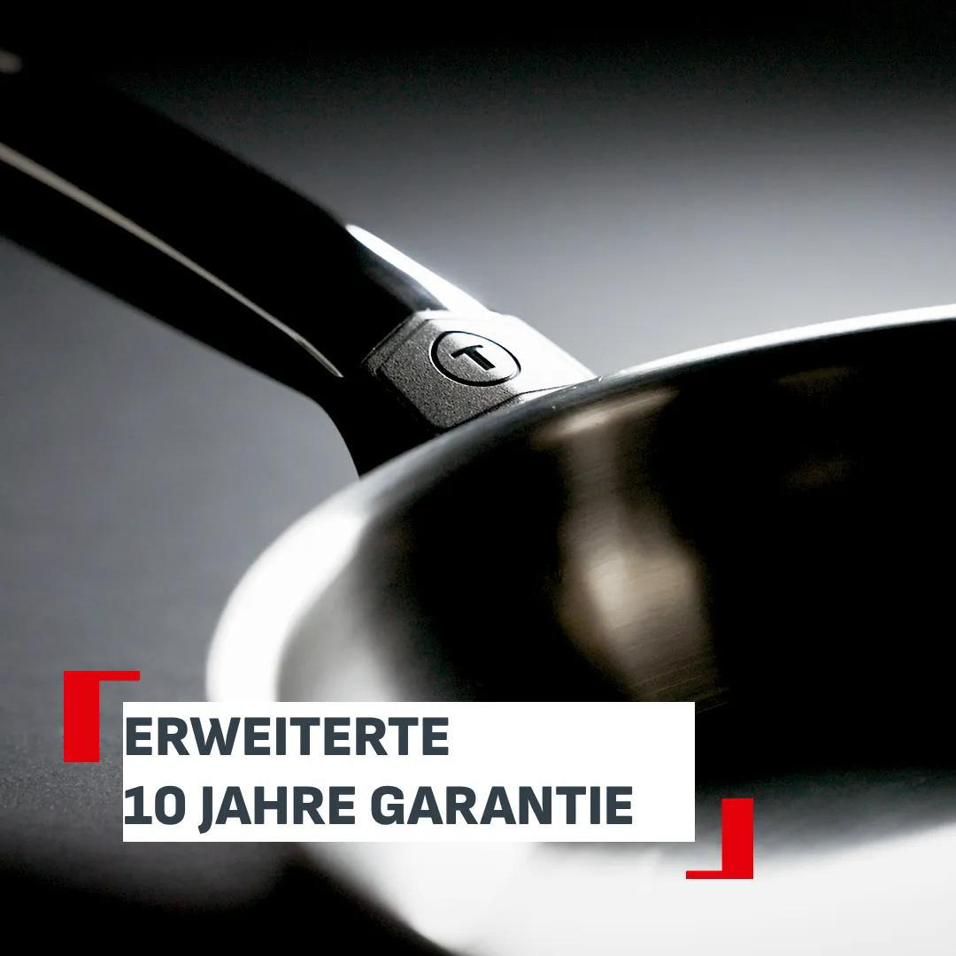 Nahaufnahme einer Pfanne mit dem Logo T und Text: Erweiterte 10 Jahre Garantie.