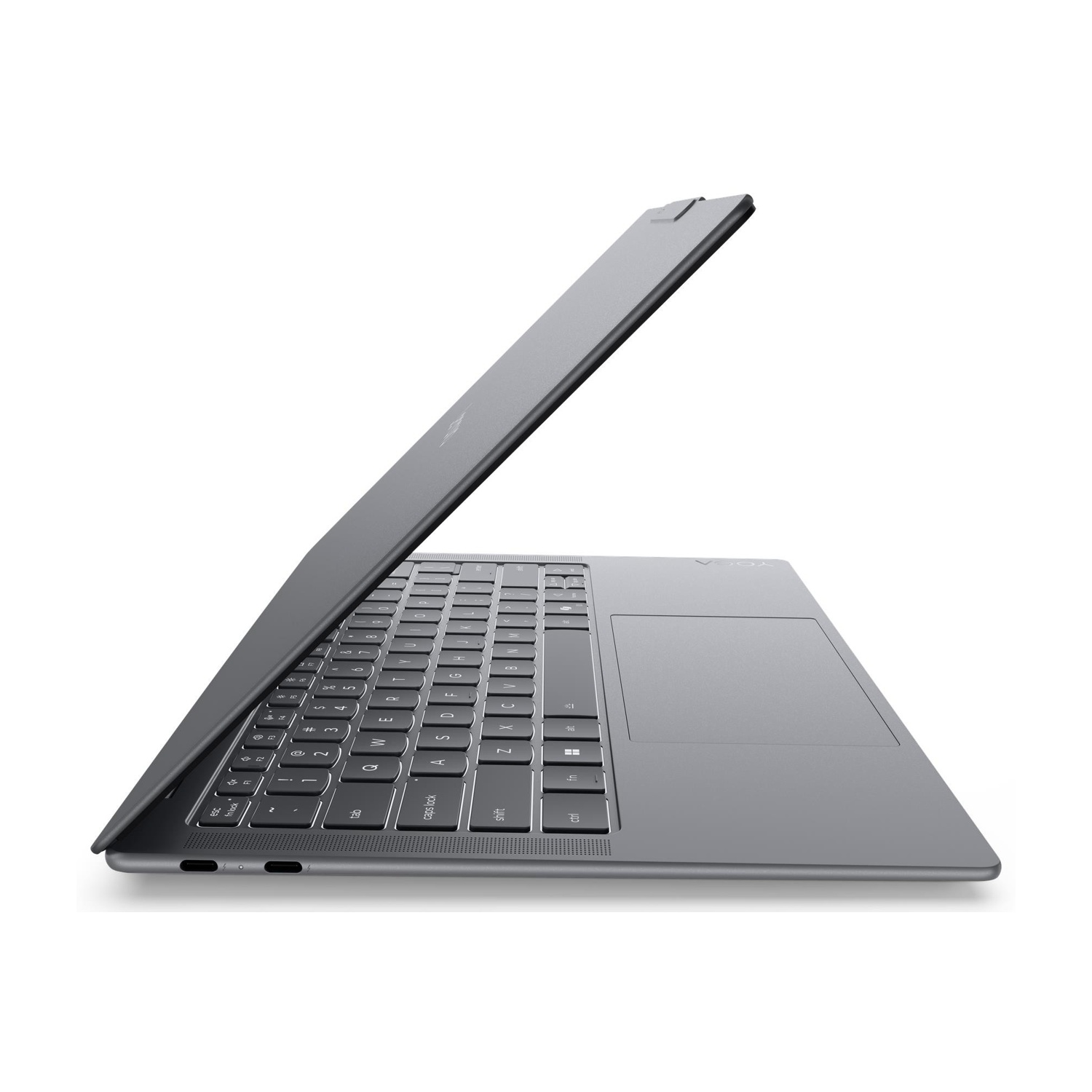 Laptop grigio con schermo aperto, tastiera e touchpad su sfondo bianco.