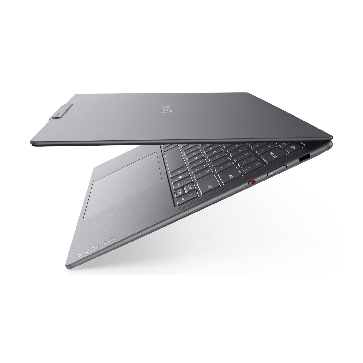 Un laptop grigio aperto, visto di lato su sfondo bianco.