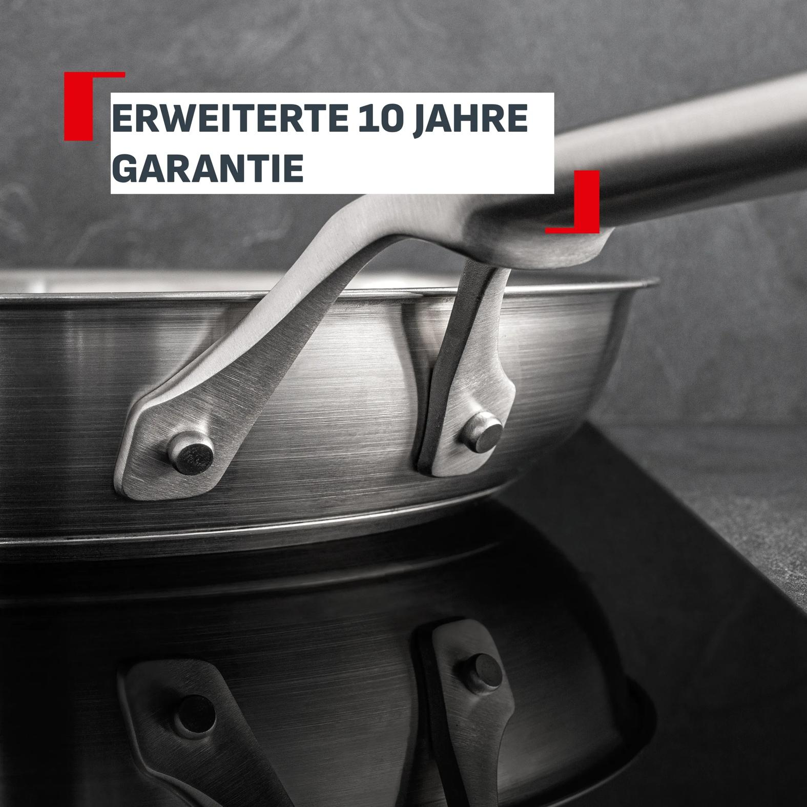 Eine silberne Pfanne mit Griff und der Aufschrift „ERWEITERTE 10 JAHRE GARANTIE“.