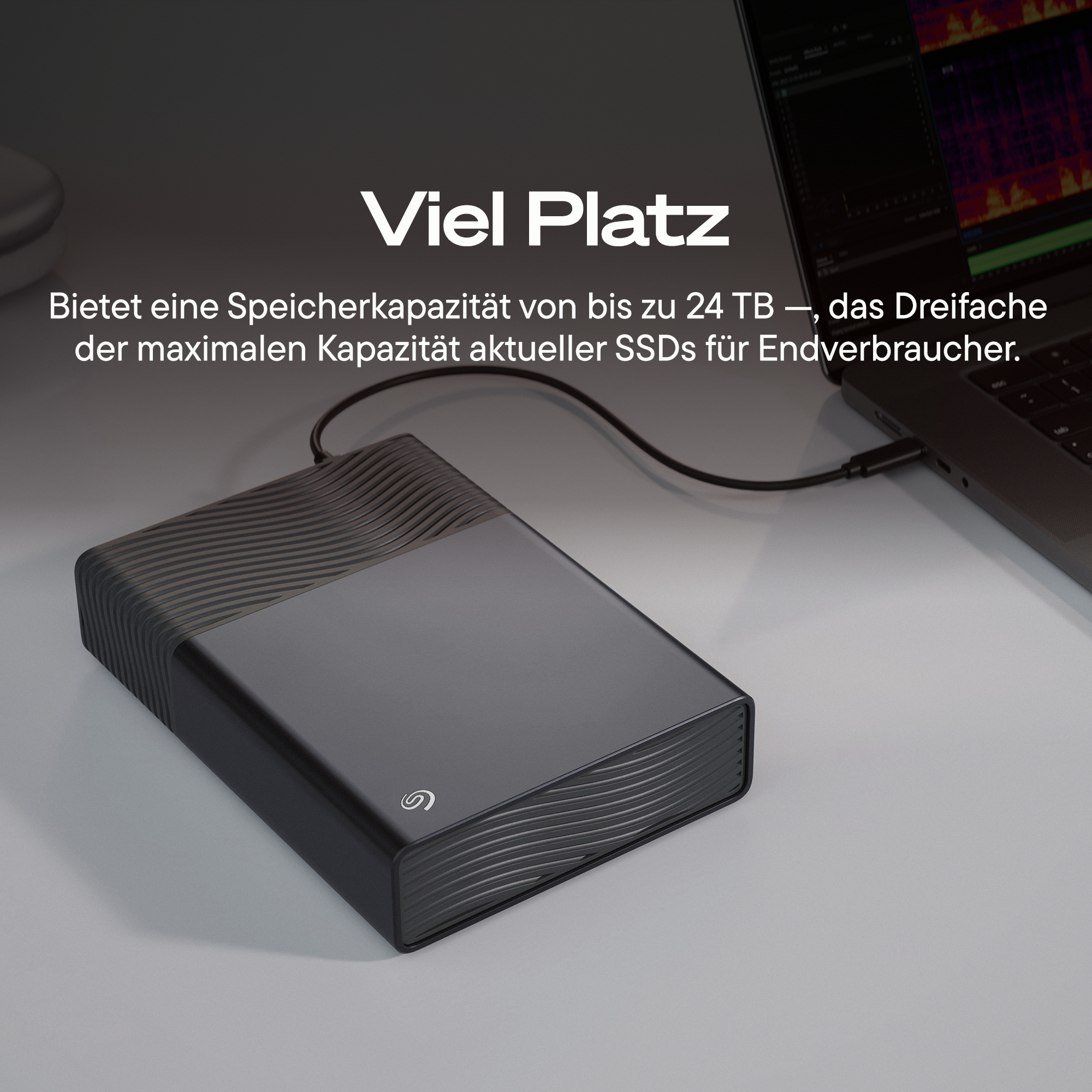 Ein schwarzes externes Laufwerk ist an einen Laptop angeschlossen.