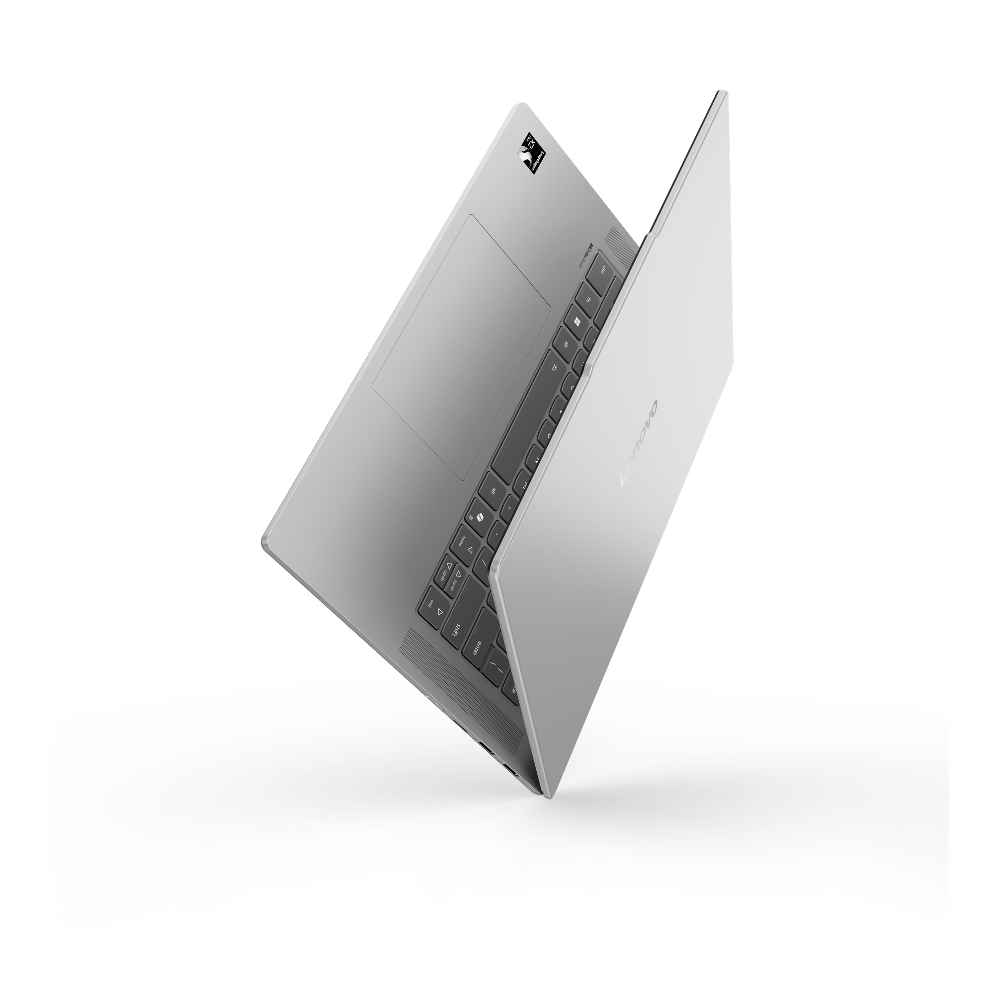 Laptop argento con coperchio aperto, visibili tastiera e touchpad.