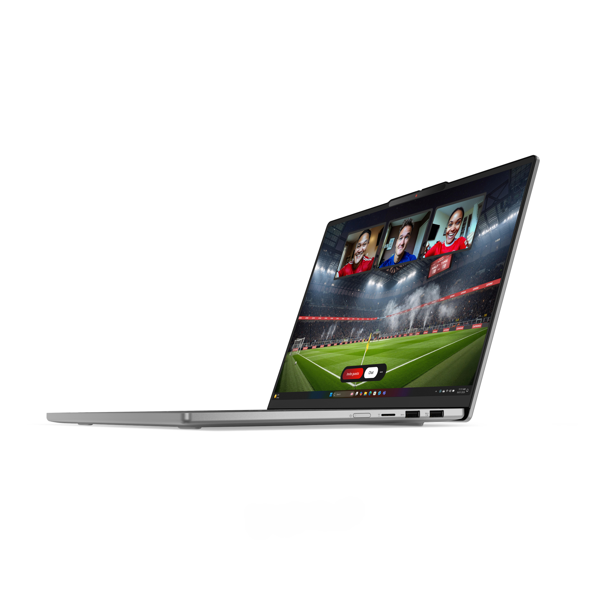 Laptop che mostra una videochiamata con stadio di calcio e tre persone.