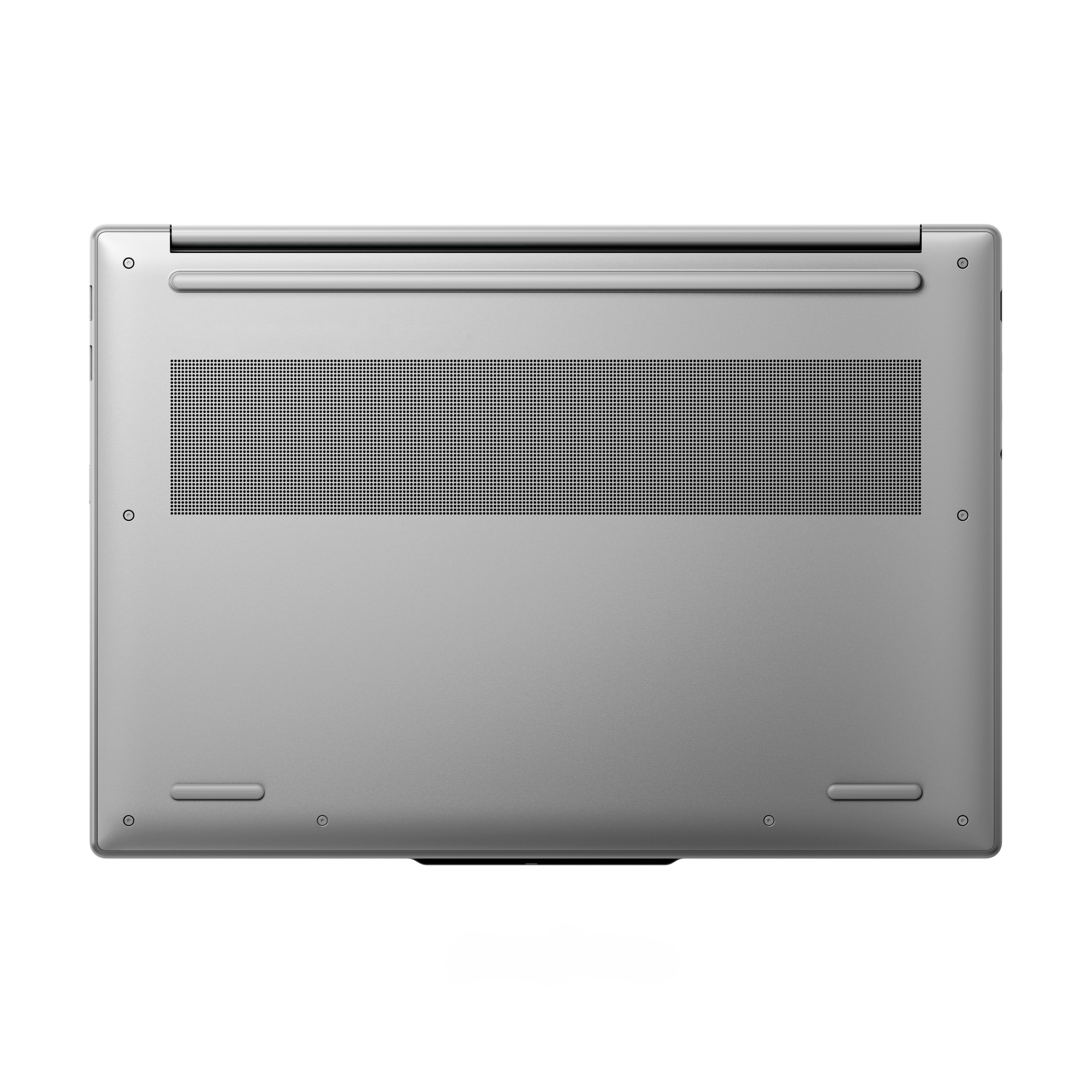 Parte inferiore di un laptop argentato con griglie di ventilazione e piedini in gomma.