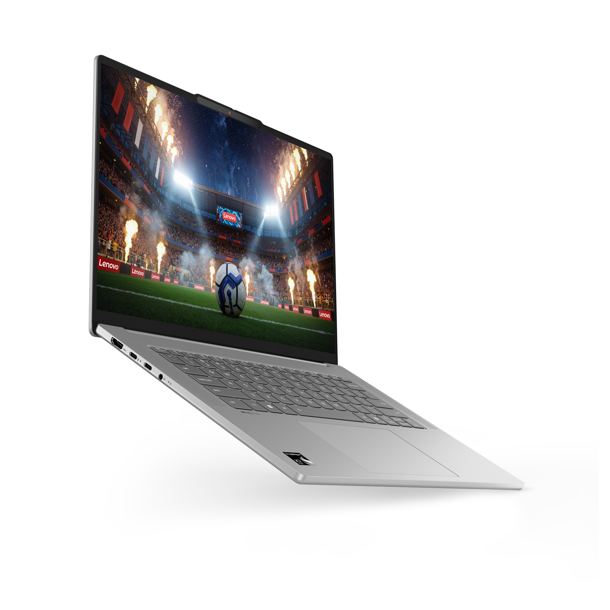 Laptop argentato mostra uno stadio di calcio con un pallone in campo.