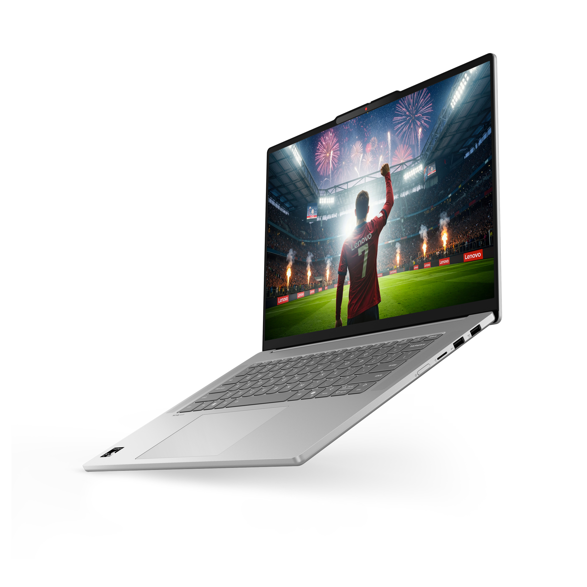 Un laptop mostra una partita di calcio con fuochi d'artificio. Un giocatore festeggia.
