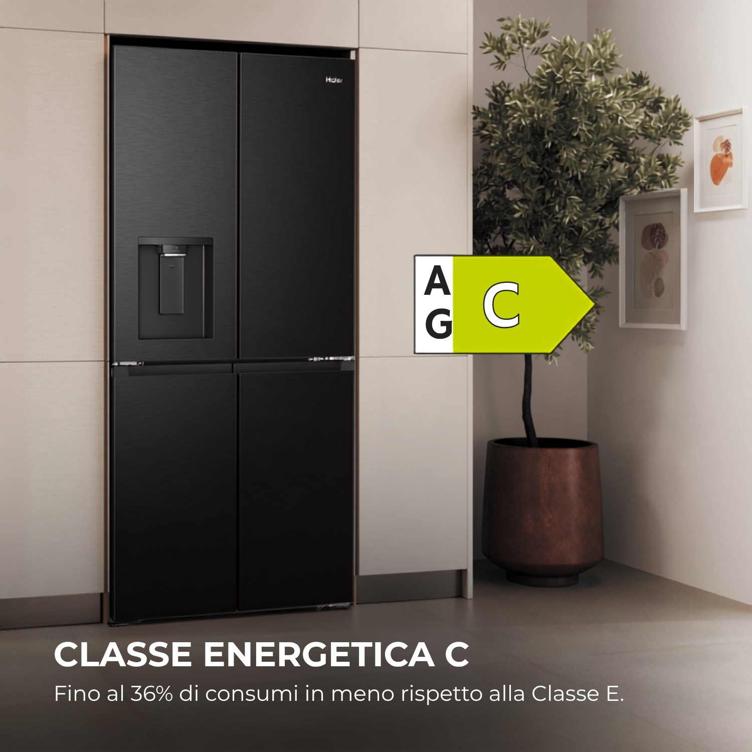 Un frigorifero nero con dispenser di acqua e ghiaccio, che mostra la classe di efficienza energetica C.