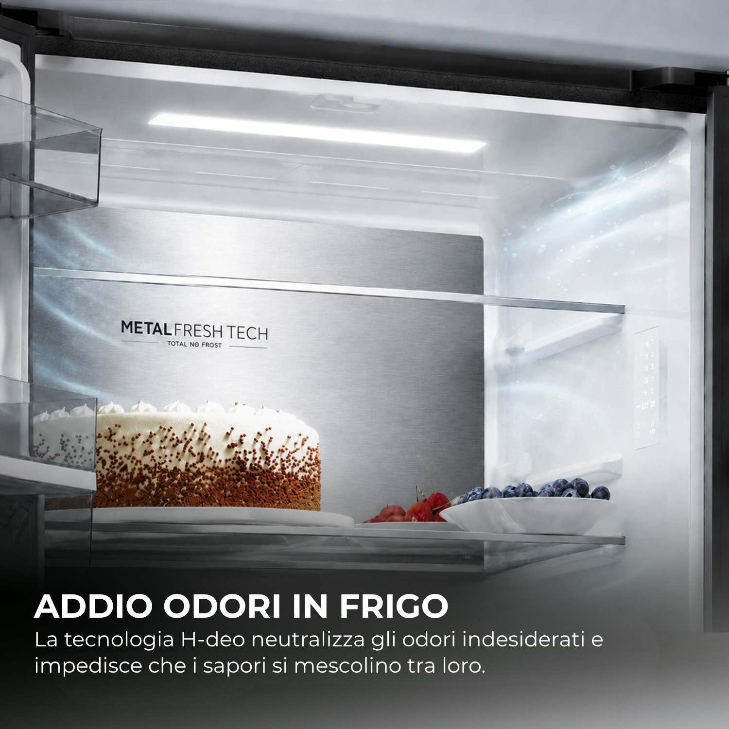 Una torta e bacche in un frigorifero con tecnologia H-deo.