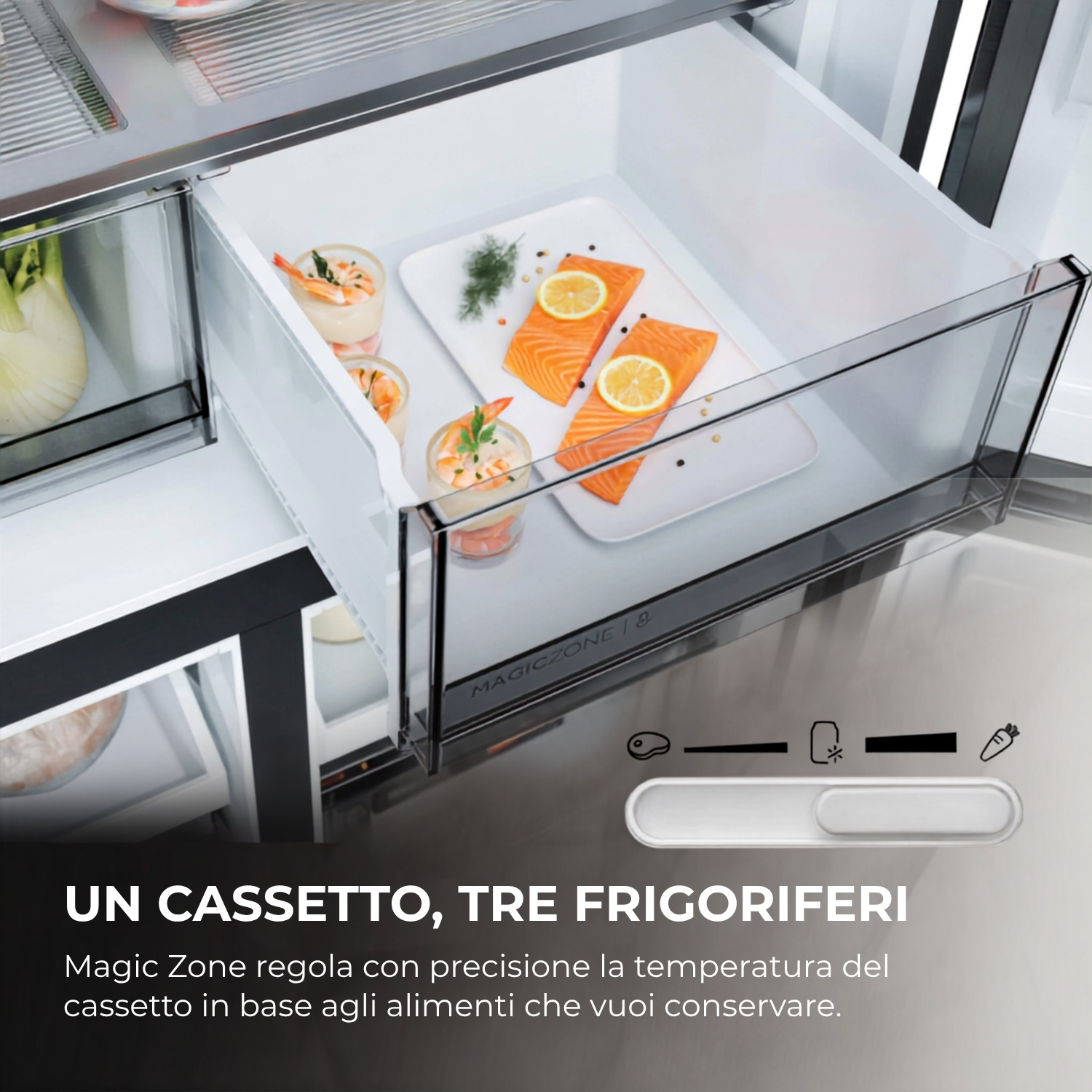 Un cassetto del frigorifero con salmone e antipasti di gamberetti.