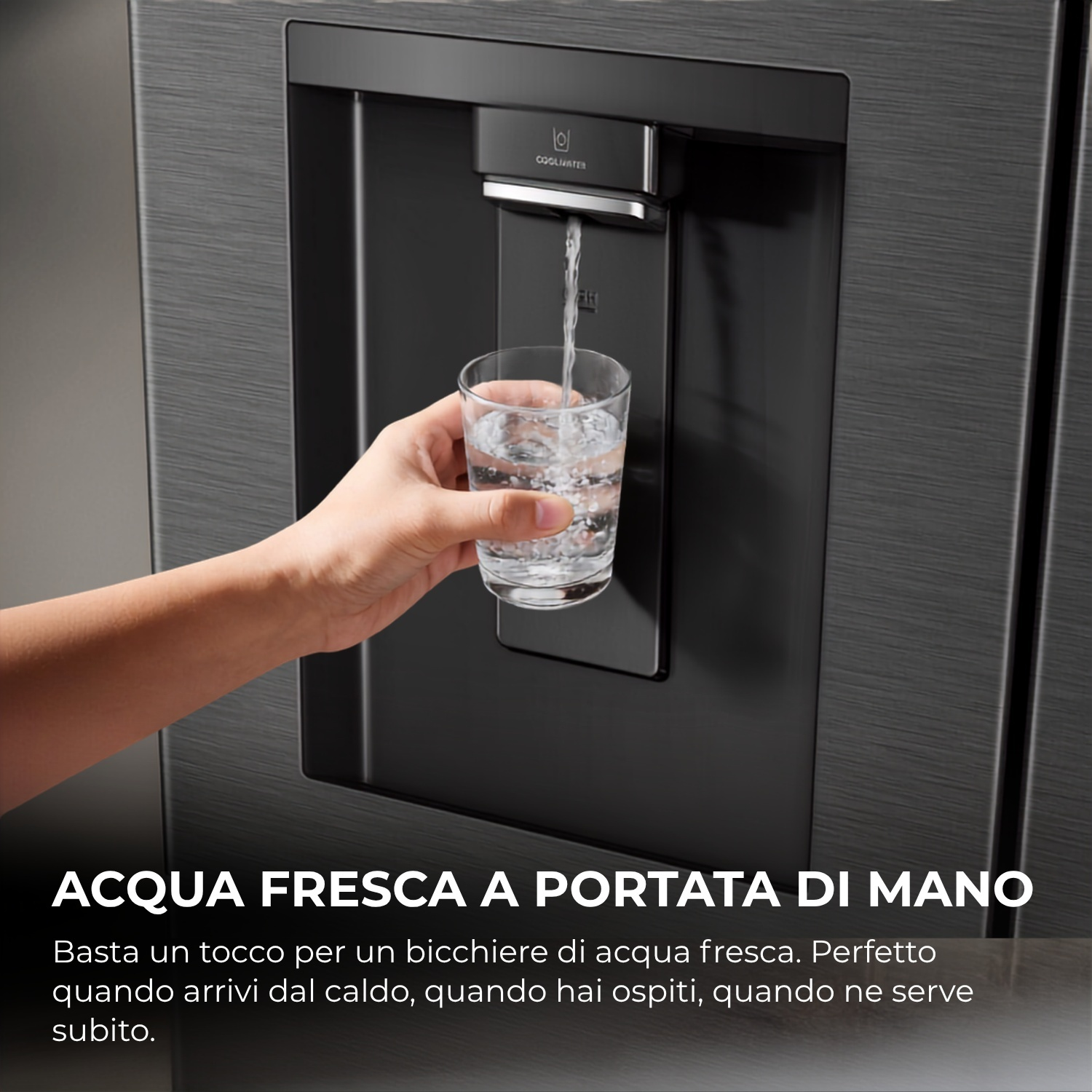 Una mano riempie un bicchiere d'acqua da un dispenser del frigorifero.