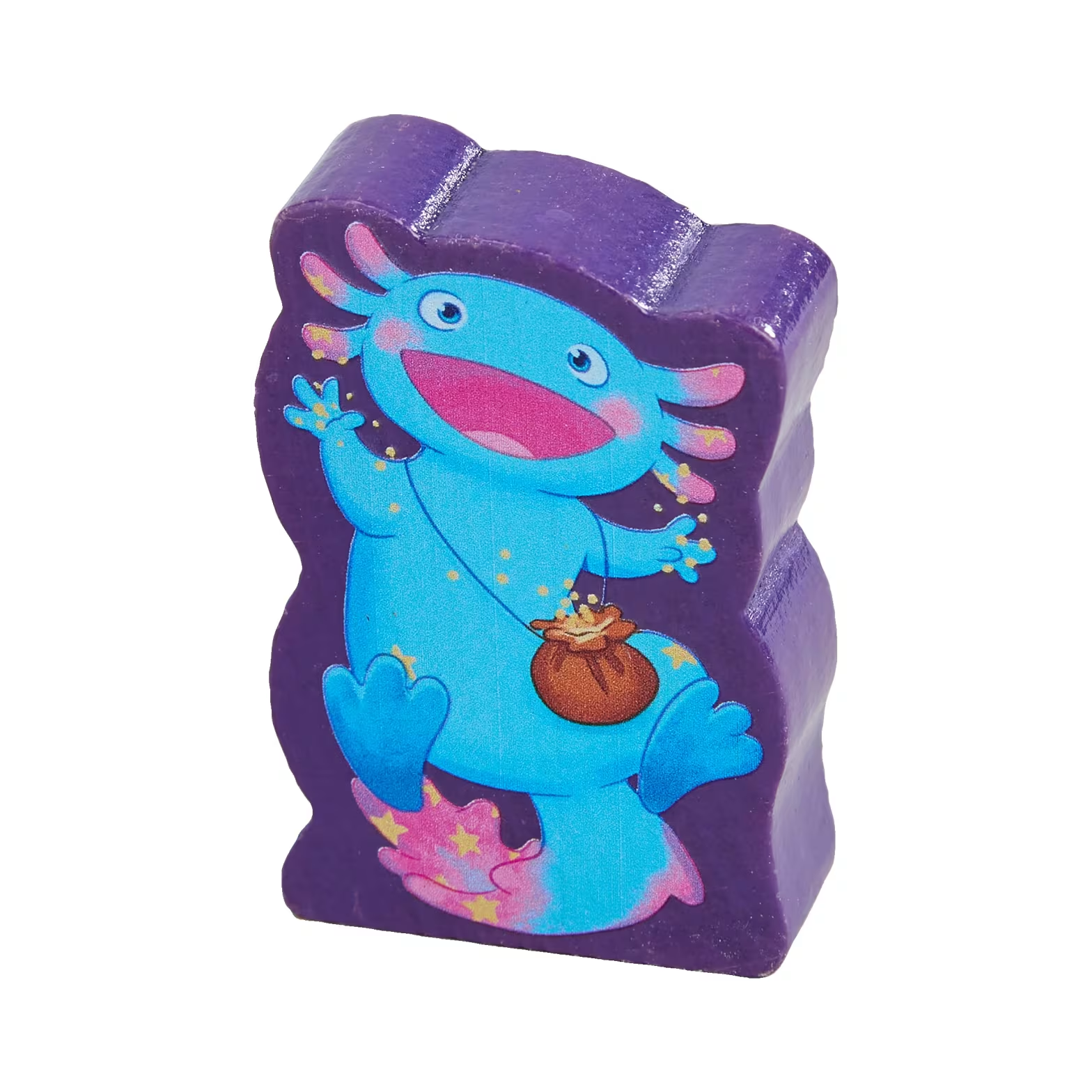 Kék axolotl karakter tasakkal és csillagokkal lila fatáblán.