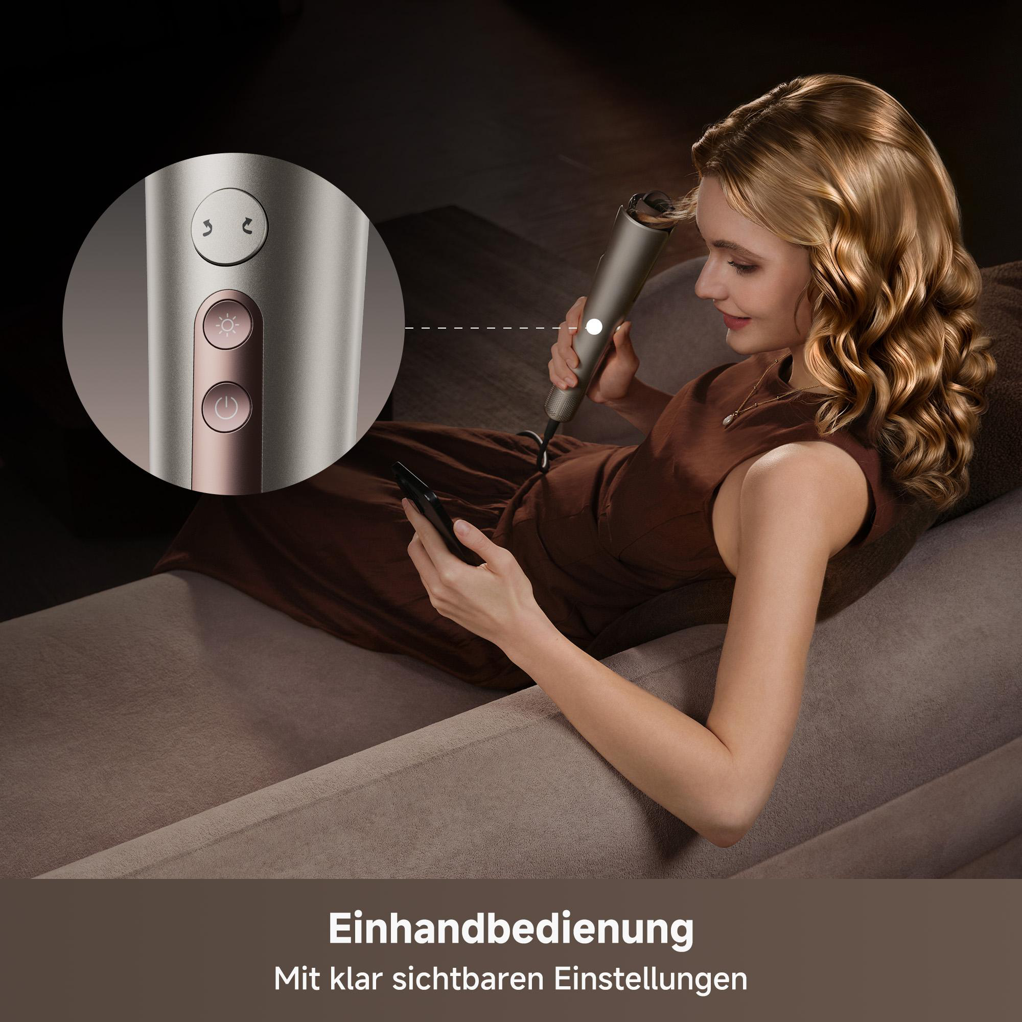 Frau mit blonden Locken benutzt einen Lockenstab und ein Smartphone.