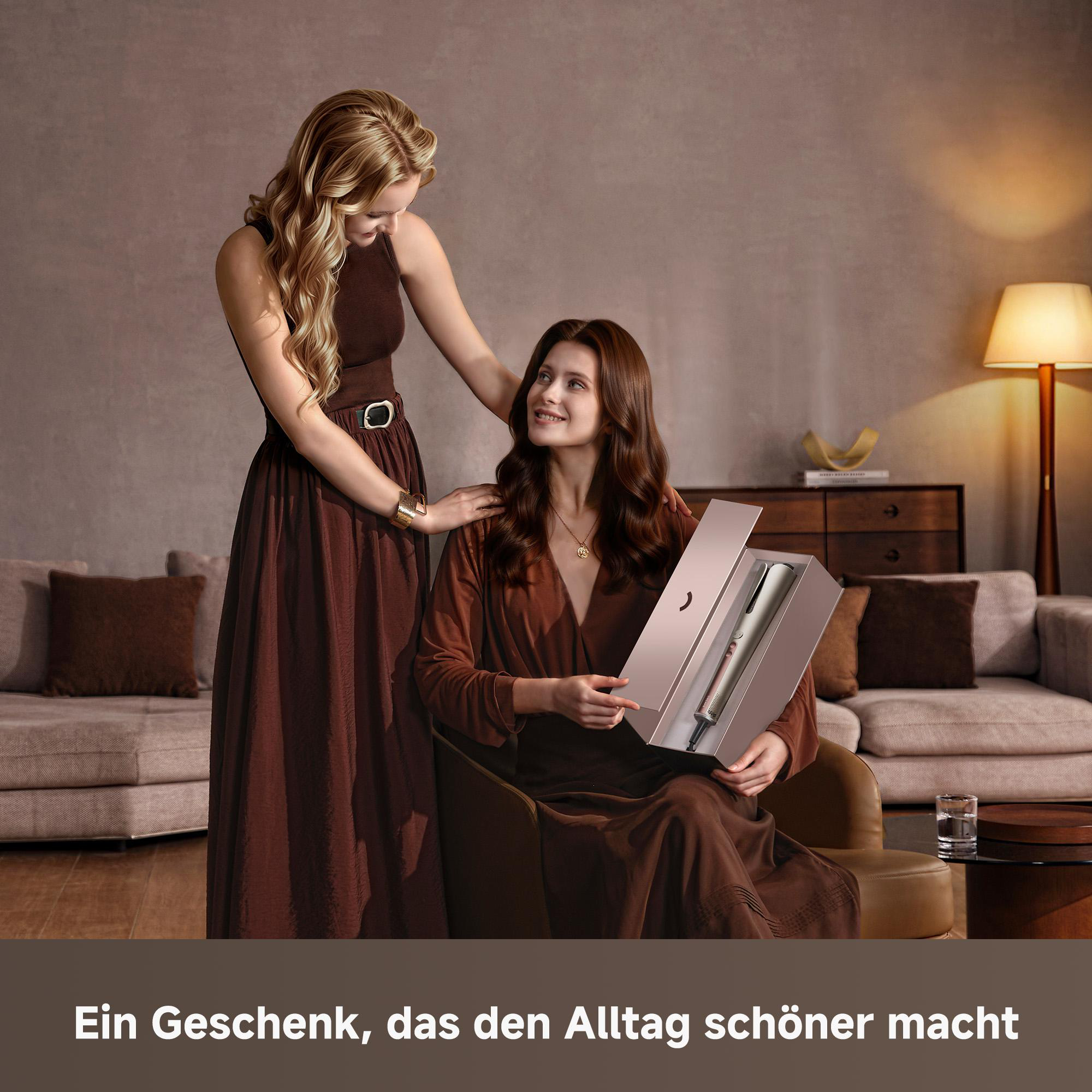 Zwei Frauen in braunen Kleidern tauschen ein Geschenk aus.
