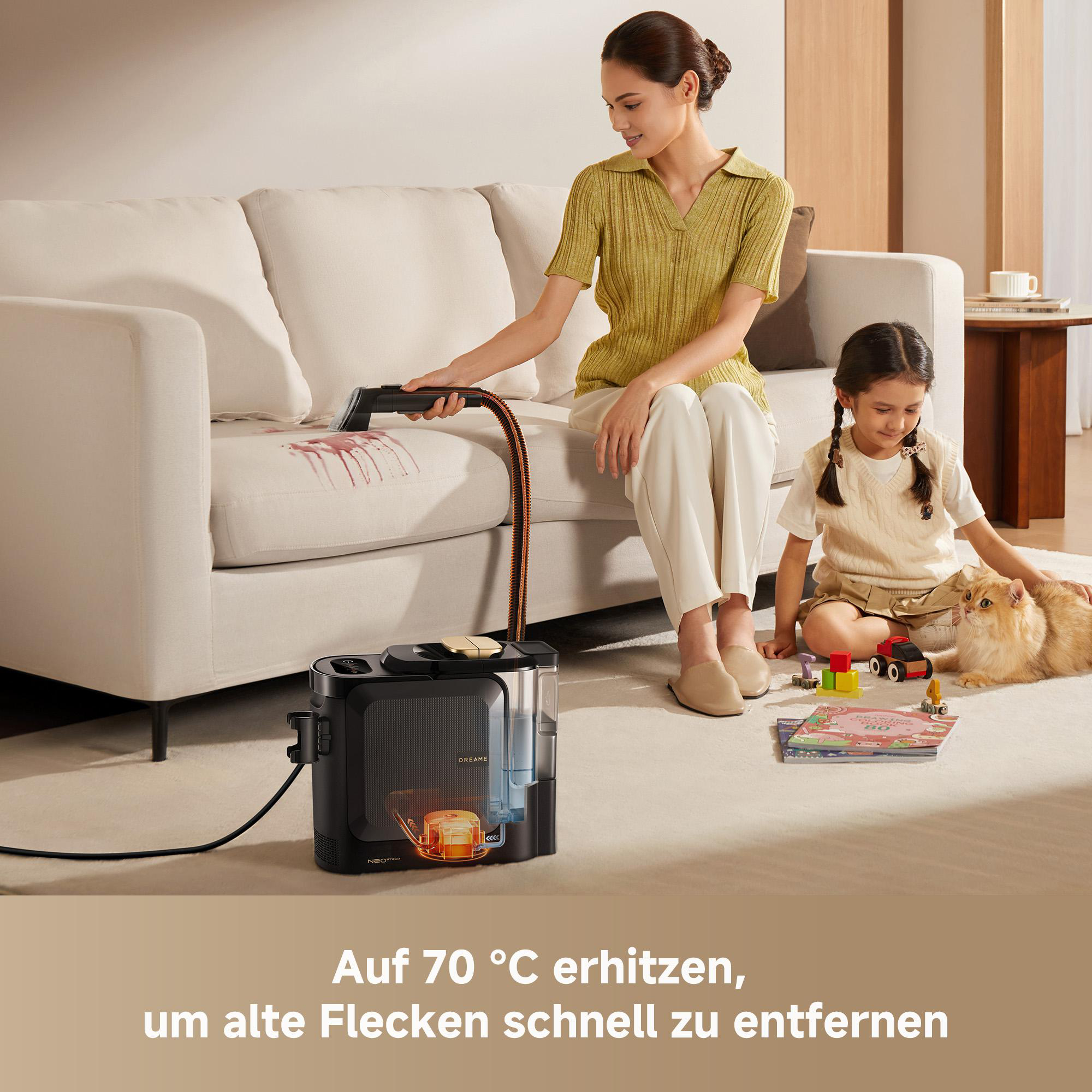 Eine Frau reinigt Sofa, ein Kind spielt mit Katze und Spielzeug.