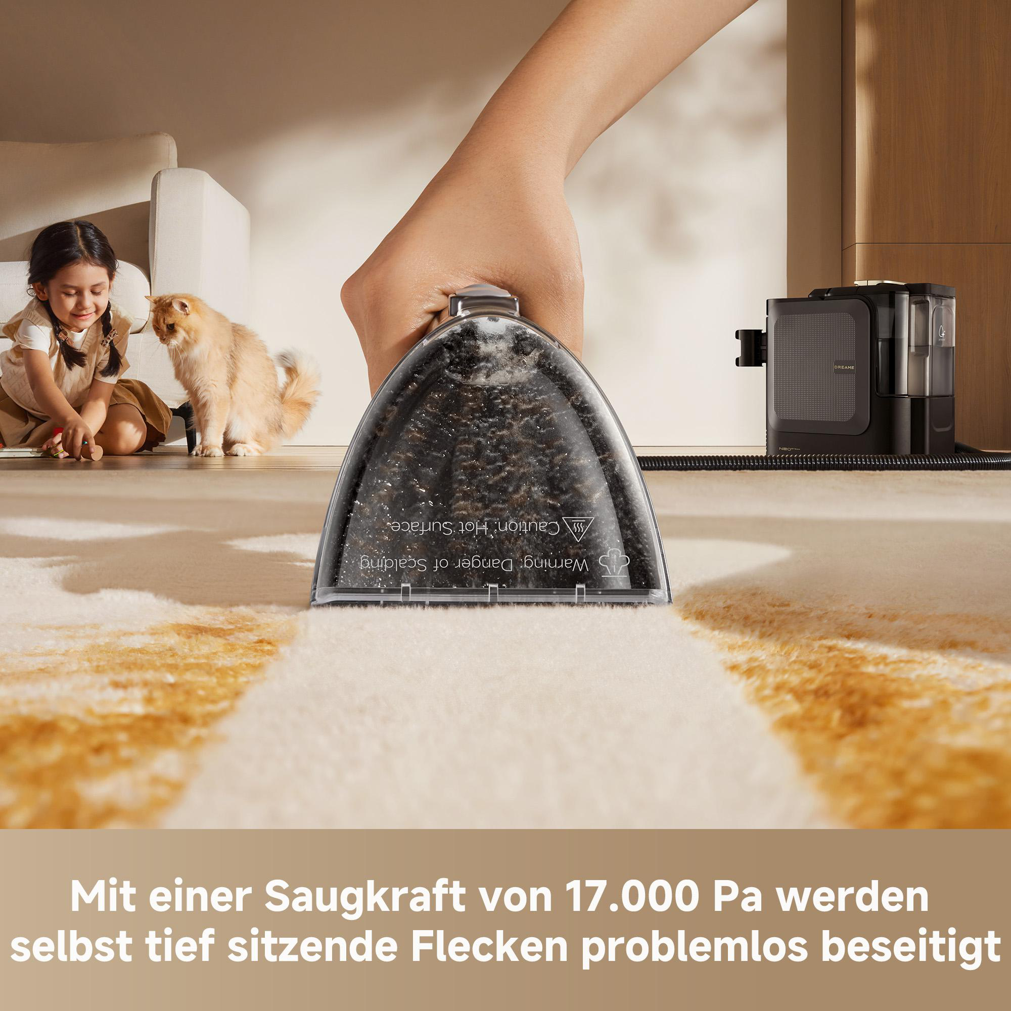 Hand hält Reinigungsaufsatz über Teppich. Kind und Katze im Hintergrund.