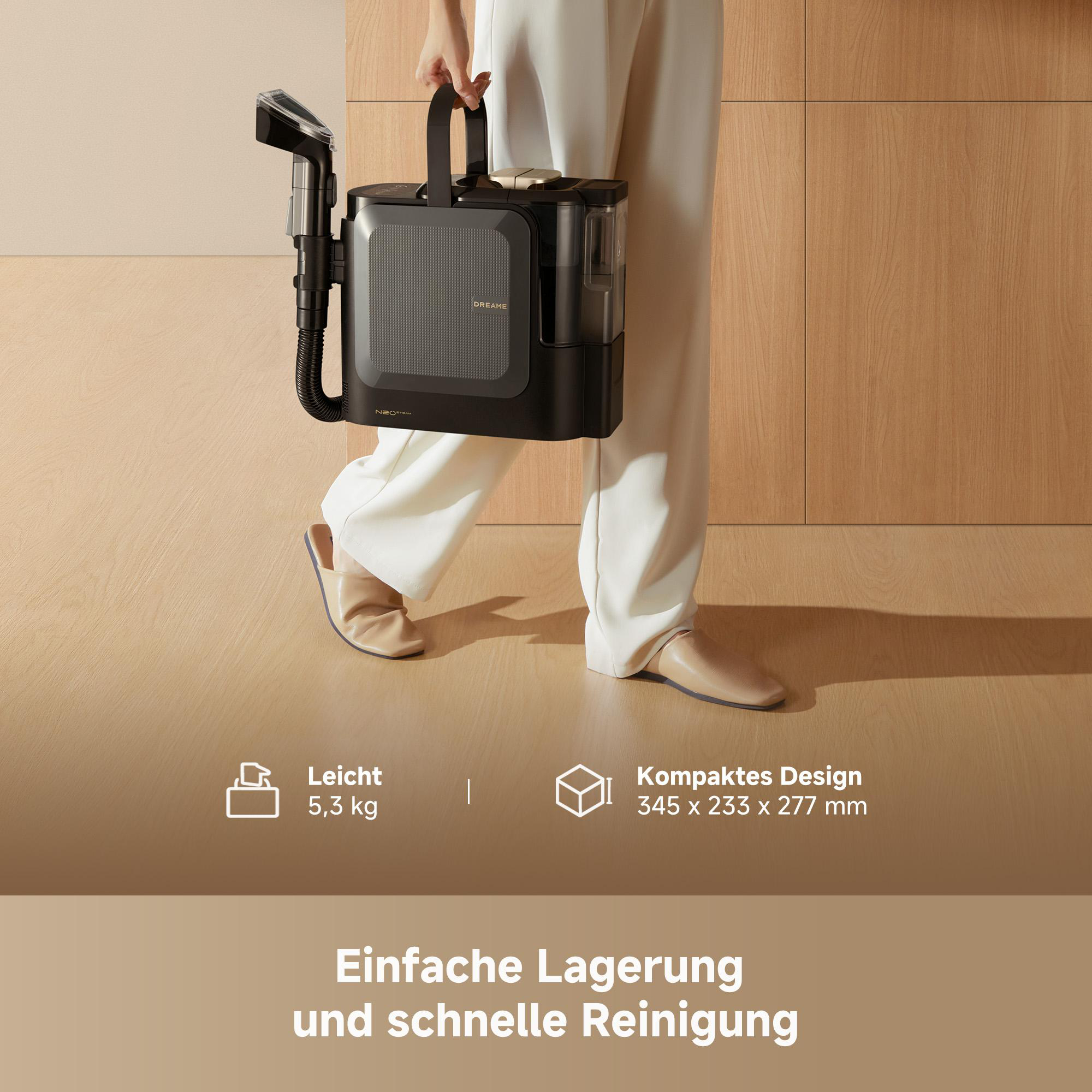 Person trägt einen schwarzen Dampfreiniger mit Zubehör. Leichter 5,3 kg.