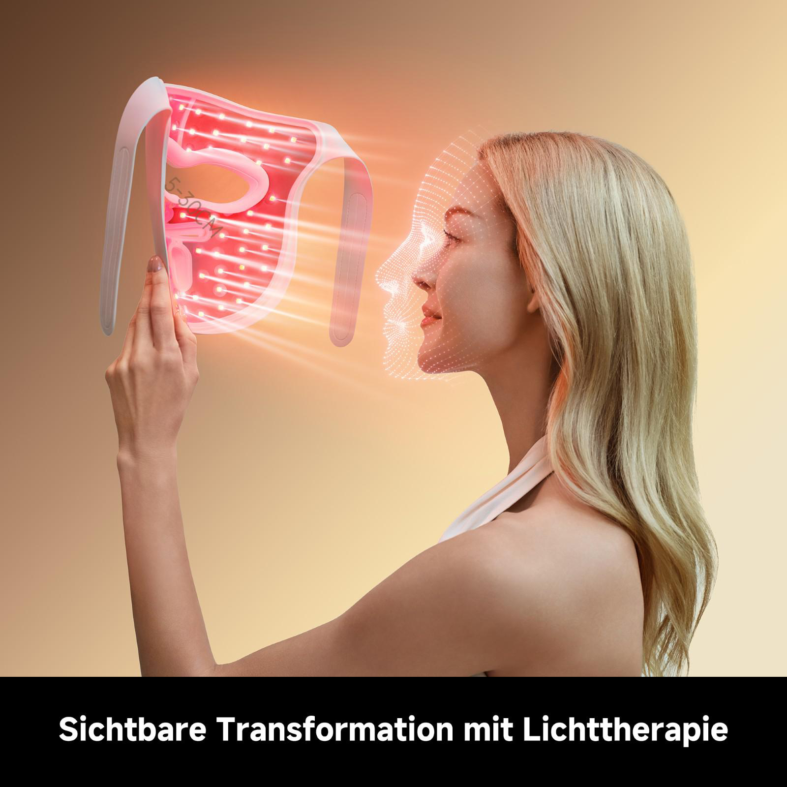 Eine Frau hält eine Gesichtsmaske mit roten Lichtern vor ihr Gesicht.