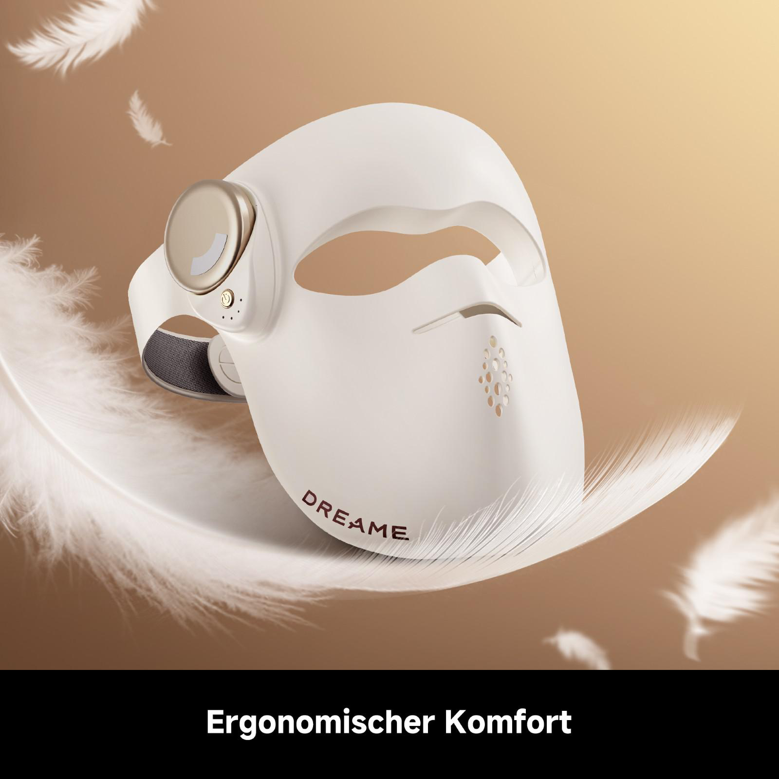 Eine weiße Gesichtsmaske mit goldenen Akzenten, umgeben von Federn auf beigem Hintergrund.