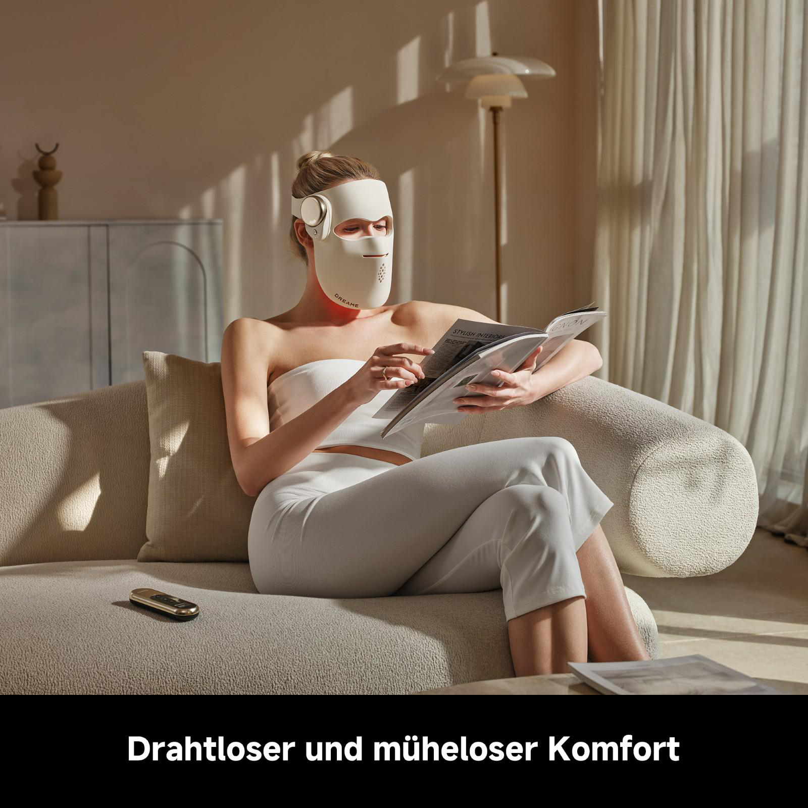 Eine Frau sitzt auf einem Sofa und liest ein Magazin, während sie eine Gesichtsmaske trägt.