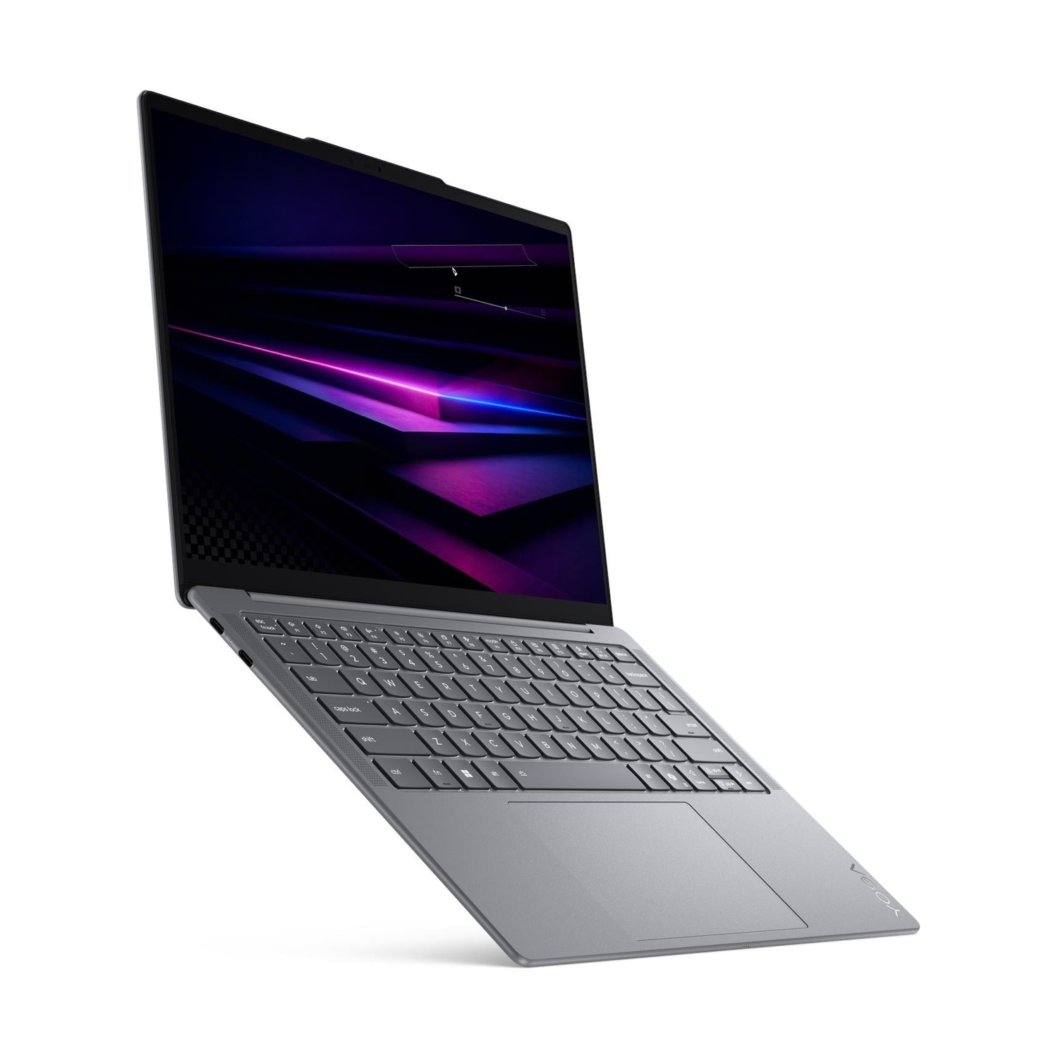 Un laptop grigio con schermo colorato su sfondo bianco.