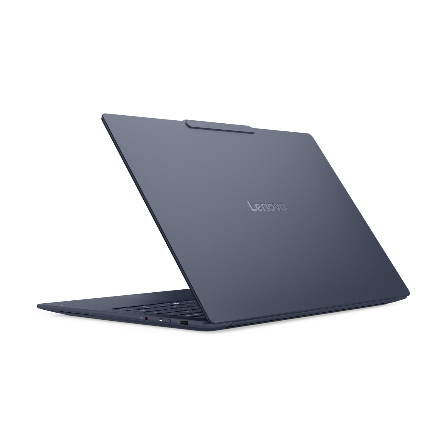 Un laptop Lenovo chiuso, blu scuro, poggia su una superficie bianca.