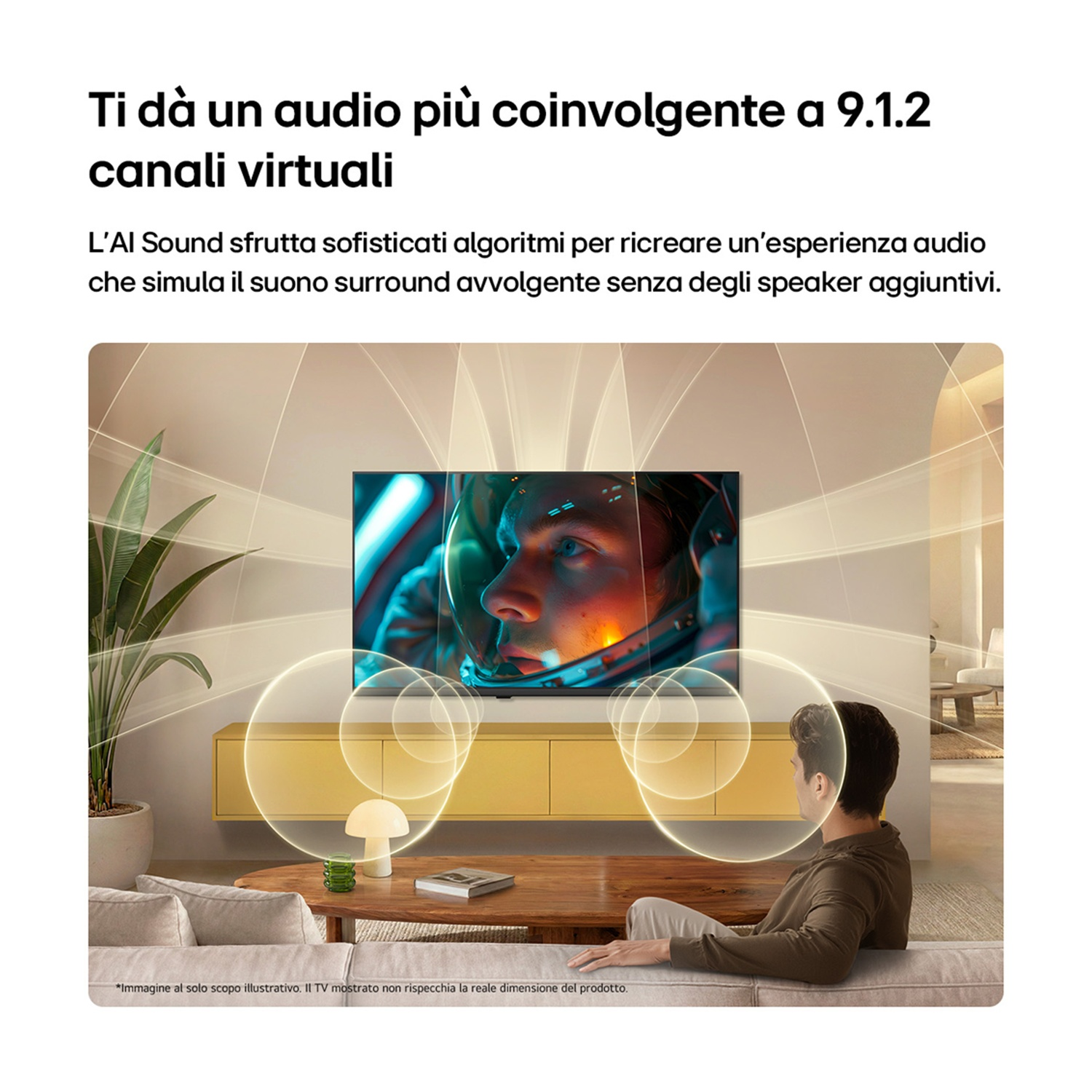 Uomo seduto su divano guarda TV, onde sonore simulate lo circondano.